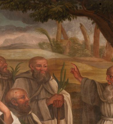 Zdjęcie nr 12: Obraz w kształcie stojącego prostokąta, w złoconej, profilowanej ramie. W centrum kompozycji przedstawienie pięciu zakonników w strojach kamedulskich siedzących na tle wiejskiego pejzażu. Wszyscy ubrani w białe habity, obfite płaszcze z kapturami, w rękach trzymają palmy męczeństwa. Po prawej najstarszy z nich, św. Romuald zasiadający na kamieniu, lewą dłoń wspiera na drewnianej lasce, prawą unosi w geście błogosławieństwa. Kolorystyka ciepła, stonowana z przewagą ciepłych zieleni.