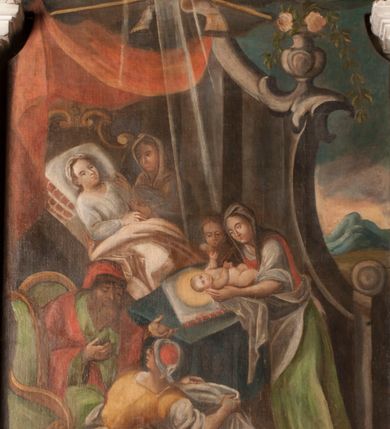 Zdjęcie nr 3: Obraz uzyskał kształt stojącego prostokąta zamkniętego łukiem pełnym. W pomieszczeniu o szarych ścianach, ukazano scenę narodzin św. Karola Boromeusza. Komnata otwiera sie z lewej strony na schematycznie przedstawiony pagórkowaty pejzaż. Wewnątrz na ukośnie ułożonym łożu, spoczywa matka świętego, trzymając ugięte w łokciach ręce na wysokości pasa. Łoże posiada zaplecek o fantazyjnym wykroju, a ponad nim widać podwieszoną u góry czerwoną kotarę. Leżąca kobieta ma owalną twarz o jasnej karnacji, okoloną jasnobrązowymi włosami opadającymi na ramiona. Ubrana jest w białą koszulę z długimi rękawami oraz czepiec na głowie. Za łożem po lewej stronie widoczna jest służąca podtrzymująca obiema rękami swą Panią. Niewiasta ubrana jest w jasnoniebieską suknię oraz białą chustę zakrywającą włosy. Przed łożem została ukazana położna owijająca w pieluszkę noworodka. Robi to na stole nakrytym niebieską tkaniną. Kobieta ubrana jest w białą koszulę z czerwonym gorsetem, zieloną spódnicę oraz biały fartuch i chustę na głowie. Niemowlę jest nagie. Wyciągając przed siebie rączki leży ukośnie na ramionach służki. Jego głowę okala świetlisty nimb. Za nim widoczna jest głowa przyglądającej sie scenie dziewczynki. Po prawej stronie łoża ukazany został zasiadąjacy na zielonym fotelu o wysokim zaplecku ojciec Karola Boromeusza. Mężczyzna zwrócony jest w trzech czwartych w lewo. Prawą dłoń przyciska do piersi, lewą ugiętą w łokciu wyciąga przed siebie. Ma twarz o brunatnoszarej karnacji okolonej długą, rozdwojoną na końcach brodą. Postać ubrana jest w zieloną szatę oraz czerwony płaszcz i czapkę podbitą futrem. Na pierwszym planie, po prawej stronie, przedstawiono przyklękającą służącą, która zaściela kołyskę. Jest zwrócona w trzech czwartych w lewo z głową silnie odchyloną do tyłu. Ma na sobie czerwoną spódnicę, białą koszulę z żółtym gorsetem, fartuch oraz biało czerwoną chustę na głowie. W górze, nad całą kompozycją widoczna jest grupa aniołów, ukazanych na obłokach do pasa. W rękach trzymają tradycyjne atrybuty św. Karola Boromeusza: krzyż arcybiskupi, pastorał, stułę, infułę oraz krzyż. Na krawędzi archiwolty widnieje czerwony napis łaciński: Vos estis lux Mundi Mat[theus]: Cap[ut]: 5 vers[us]: 14. Napis polski także pisany na czerwono znajduje się na dolnej krawędzi niszy: Światło niebieskie sprzyja gdy się Karol rodzi / wszak piekielny cień cnocie nigdy nie zaszkodzi.