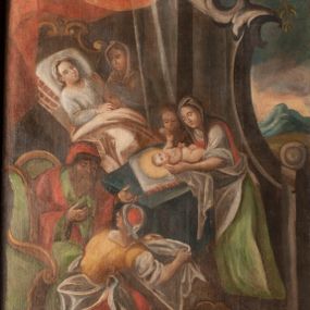 Zdjęcie nr 1: Obraz uzyskał kształt stojącego prostokąta zamkniętego łukiem pełnym. W pomieszczeniu o szarych ścianach, ukazano scenę narodzin św. Karola Boromeusza. Komnata otwiera sie z lewej strony na schematycznie przedstawiony pagórkowaty pejzaż. Wewnątrz na ukośnie ułożonym łożu, spoczywa matka świętego, trzymając ugięte w łokciach ręce na wysokości pasa. Łoże posiada zaplecek o fantazyjnym wykroju, a ponad nim widać podwieszoną u góry czerwoną kotarę. Leżąca kobieta ma owalną twarz o jasnej karnacji, okoloną jasnobrązowymi włosami opadającymi na ramiona. Ubrana jest w białą koszulę z długimi rękawami oraz czepiec na głowie. Za łożem po lewej stronie widoczna jest służąca podtrzymująca obiema rękami swą Panią. Niewiasta ubrana jest w jasnoniebieską suknię oraz białą chustę zakrywającą włosy. Przed łożem została ukazana położna owijająca w pieluszkę noworodka. Robi to na stole nakrytym niebieską tkaniną. Kobieta ubrana jest w białą koszulę z czerwonym gorsetem, zieloną spódnicę oraz biały fartuch i chustę na głowie. Niemowlę jest nagie. Wyciągając przed siebie rączki leży ukośnie na ramionach służki. Jego głowę okala świetlisty nimb. Za nim widoczna jest głowa przyglądającej sie scenie dziewczynki. Po prawej stronie łoża ukazany został zasiadąjacy na zielonym fotelu o wysokim zaplecku ojciec Karola Boromeusza. Mężczyzna zwrócony jest w trzech czwartych w lewo. Prawą dłoń przyciska do piersi, lewą ugiętą w łokciu wyciąga przed siebie. Ma twarz o brunatnoszarej karnacji okolonej długą, rozdwojoną na końcach brodą. Postać ubrana jest w zieloną szatę oraz czerwony płaszcz i czapkę podbitą futrem. Na pierwszym planie, po prawej stronie, przedstawiono przyklękającą służącą, która zaściela kołyskę. Jest zwrócona w trzech czwartych w lewo z głową silnie odchyloną do tyłu. Ma na sobie czerwoną spódnicę, białą koszulę z żółtym gorsetem, fartuch oraz biało czerwoną chustę na głowie. W górze, nad całą kompozycją widoczna jest grupa aniołów, ukazanych na obłokach do pasa. W rękach trzymają tradycyjne atrybuty św. Karola Boromeusza: krzyż arcybiskupi, pastorał, stułę, infułę oraz krzyż. Na krawędzi archiwolty widnieje czerwony napis łaciński: Vos estis lux Mundi Mat[theus]: Cap[ut]: 5 vers[us]: 14. Napis polski także pisany na czerwono znajduje się na dolnej krawędzi niszy: Światło niebieskie sprzyja gdy się Karol rodzi / wszak piekielny cień cnocie nigdy nie zaszkodzi.