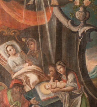 Zdjęcie nr 4: Obraz uzyskał kształt stojącego prostokąta zamkniętego łukiem pełnym. W pomieszczeniu o szarych ścianach, ukazano scenę narodzin św. Karola Boromeusza. Komnata otwiera sie z lewej strony na schematycznie przedstawiony pagórkowaty pejzaż. Wewnątrz na ukośnie ułożonym łożu, spoczywa matka świętego, trzymając ugięte w łokciach ręce na wysokości pasa. Łoże posiada zaplecek o fantazyjnym wykroju, a ponad nim widać podwieszoną u góry czerwoną kotarę. Leżąca kobieta ma owalną twarz o jasnej karnacji, okoloną jasnobrązowymi włosami opadającymi na ramiona. Ubrana jest w białą koszulę z długimi rękawami oraz czepiec na głowie. Za łożem po lewej stronie widoczna jest służąca podtrzymująca obiema rękami swą Panią. Niewiasta ubrana jest w jasnoniebieską suknię oraz białą chustę zakrywającą włosy. Przed łożem została ukazana położna owijająca w pieluszkę noworodka. Robi to na stole nakrytym niebieską tkaniną. Kobieta ubrana jest w białą koszulę z czerwonym gorsetem, zieloną spódnicę oraz biały fartuch i chustę na głowie. Niemowlę jest nagie. Wyciągając przed siebie rączki leży ukośnie na ramionach służki. Jego głowę okala świetlisty nimb. Za nim widoczna jest głowa przyglądającej sie scenie dziewczynki. Po prawej stronie łoża ukazany został zasiadąjacy na zielonym fotelu o wysokim zaplecku ojciec Karola Boromeusza. Mężczyzna zwrócony jest w trzech czwartych w lewo. Prawą dłoń przyciska do piersi, lewą ugiętą w łokciu wyciąga przed siebie. Ma twarz o brunatnoszarej karnacji okolonej długą, rozdwojoną na końcach brodą. Postać ubrana jest w zieloną szatę oraz czerwony płaszcz i czapkę podbitą futrem. Na pierwszym planie, po prawej stronie, przedstawiono przyklękającą służącą, która zaściela kołyskę. Jest zwrócona w trzech czwartych w lewo z głową silnie odchyloną do tyłu. Ma na sobie czerwoną spódnicę, białą koszulę z żółtym gorsetem, fartuch oraz biało czerwoną chustę na głowie. W górze, nad całą kompozycją widoczna jest grupa aniołów, ukazanych na obłokach do pasa. W rękach trzymają tradycyjne atrybuty św. Karola Boromeusza: krzyż arcybiskupi, pastorał, stułę, infułę oraz krzyż. Na krawędzi archiwolty widnieje czerwony napis łaciński: Vos estis lux Mundi Mat[theus]: Cap[ut]: 5 vers[us]: 14. Napis polski także pisany na czerwono znajduje się na dolnej krawędzi niszy: Światło niebieskie sprzyja gdy się Karol rodzi / wszak piekielny cień cnocie nigdy nie zaszkodzi.