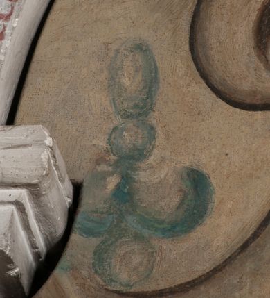 Zdjęcie nr 9: Obraz uzyskał kształt stojącego prostokąta zamkniętego łukiem pełnym. Na tle komnaty o brązowych ścianach, z widoczną po prawej stronie arkadą otwierającą się na kolejne pomieszczenie, ukazany został św. Karol Boromeusz rozdający jałmużnę ubogim. Świętego przedstawiono w całej postaci, zwróconego w trzech czwartych w prawo. Lewą ręką sięga po pieniądze z zielonej szkatuły leżącej na stole obok, prawą natomiast wyciąga w kierunku ubogich. Ze szkatuły wysuwa się purpurowa chusta. Święty Karol Boromeusz ma owalną twarz o prostym nosie, lekko uśmiechniętych ustach, półprzymkniętych oczach, okoloną ciemnobrązowymi, krótkimi włosami. Ubrany jest w strój kardynalski: purpurową sutannę, mucet i piuskę oraz białą komżę. Jego głowę otacza świetlisty nimb. Po jego lewej stronie widoczny jest stół, przykryty sięgającym ziemi białym obrusem ze złotymi frędzlami. Ustawiono na nim drewniany krucyfiks, księgę oraz wspomnianą zieloną szkatułę. Za postacią świętego widoczny jest ozdobny fotel o wysokim zaplecku z zielonym obiciem. Po prawej stronie świętego w wejściu do komnaty przedstawiono w całej postaci żebraków. Pierwszy mężczyzna zwrócony jest profilem w lewo. Wyciąga prawą rękę po pieniądze podawane mu przez świętego, wspierając się lewą dłonią na kosturze. Ma twarz o ciemnobrązowej karnacji, okoloną ciemną, długą brodą. Głowę ma przewiązaną białą chustą. Postać ubrana jest w brunatną tunikę sięgającą kolan oraz czarne buty. Drugi mężczyzna, wspierający się na kosturze, zwrócony jest w trzech czwartych w lewo. Niewidoczna jest jego lewa ręka. Lewą nogę ma uciętą poniżej kolana i zabandażowaną. Powyżej kolana ma owiniętą białym opatrunkiem prawą nogę. Jego twarz jest owalna o ciemnobrązowej karnacji. Przedstawiony został boso w grynszpanowej tunice przewiązanej w pasie i sięgającej kolan, odsłaniającej prawe ramię. Powyżej sceny namalowano podwieszoną, złoto-umbrową kotarę ze złotymi frędzlami.
Ponad obrazem na archiwolcie arkady znajduje się czerwony łaciński napis: „Qui aurum diligit, non iustisificabitur Eccles[iastes] Cap[ut] 31 vers[us] 5”. Natomiast na dolnej krawędzi wnęki napis polski, także wykonany rubrą: „Złoto ubogim Karol ze szkatuły daye / znać ze złotem do nieba nikt się nie dostaye”.