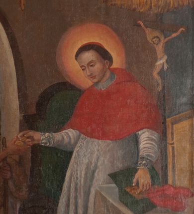 Zdjęcie nr 2: Obraz uzyskał kształt stojącego prostokąta zamkniętego łukiem pełnym. Na tle komnaty o brązowych ścianach, z widoczną po prawej stronie arkadą otwierającą się na kolejne pomieszczenie, ukazany został św. Karol Boromeusz rozdający jałmużnę ubogim. Świętego przedstawiono w całej postaci, zwróconego w trzech czwartych w prawo. Lewą ręką sięga po pieniądze z zielonej szkatuły leżącej na stole obok, prawą natomiast wyciąga w kierunku ubogich. Ze szkatuły wysuwa się purpurowa chusta. Święty Karol Boromeusz ma owalną twarz o prostym nosie, lekko uśmiechniętych ustach, półprzymkniętych oczach, okoloną ciemnobrązowymi, krótkimi włosami. Ubrany jest w strój kardynalski: purpurową sutannę, mucet i piuskę oraz białą komżę. Jego głowę otacza świetlisty nimb. Po jego lewej stronie widoczny jest stół, przykryty sięgającym ziemi białym obrusem ze złotymi frędzlami. Ustawiono na nim drewniany krucyfiks, księgę oraz wspomnianą zieloną szkatułę. Za postacią świętego widoczny jest ozdobny fotel o wysokim zaplecku z zielonym obiciem. Po prawej stronie świętego w wejściu do komnaty przedstawiono w całej postaci żebraków. Pierwszy mężczyzna zwrócony jest profilem w lewo. Wyciąga prawą rękę po pieniądze podawane mu przez świętego, wspierając się lewą dłonią na kosturze. Ma twarz o ciemnobrązowej karnacji, okoloną ciemną, długą brodą. Głowę ma przewiązaną białą chustą. Postać ubrana jest w brunatną tunikę sięgającą kolan oraz czarne buty. Drugi mężczyzna, wspierający się na kosturze, zwrócony jest w trzech czwartych w lewo. Niewidoczna jest jego lewa ręka. Lewą nogę ma uciętą poniżej kolana i zabandażowaną. Powyżej kolana ma owiniętą białym opatrunkiem prawą nogę. Jego twarz jest owalna o ciemnobrązowej karnacji. Przedstawiony został boso w grynszpanowej tunice przewiązanej w pasie i sięgającej kolan, odsłaniającej prawe ramię. Powyżej sceny namalowano podwieszoną, złoto-umbrową kotarę ze złotymi frędzlami.
Ponad obrazem na archiwolcie arkady znajduje się czerwony łaciński napis: „Qui aurum diligit, non iustisificabitur Eccles[iastes] Cap[ut] 31 vers[us] 5”. Natomiast na dolnej krawędzi wnęki napis polski, także wykonany rubrą: „Złoto ubogim Karol ze szkatuły daye / znać ze złotem do nieba nikt się nie dostaye”.