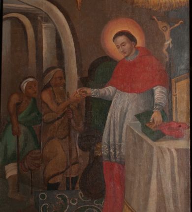 Zdjęcie nr 1: Obraz uzyskał kształt stojącego prostokąta zamkniętego łukiem pełnym. Na tle komnaty o brązowych ścianach, z widoczną po prawej stronie arkadą otwierającą się na kolejne pomieszczenie, ukazany został św. Karol Boromeusz rozdający jałmużnę ubogim. Świętego przedstawiono w całej postaci, zwróconego w trzech czwartych w prawo. Lewą ręką sięga po pieniądze z zielonej szkatuły leżącej na stole obok, prawą natomiast wyciąga w kierunku ubogich. Ze szkatuły wysuwa się purpurowa chusta. Święty Karol Boromeusz ma owalną twarz o prostym nosie, lekko uśmiechniętych ustach, półprzymkniętych oczach, okoloną ciemnobrązowymi, krótkimi włosami. Ubrany jest w strój kardynalski: purpurową sutannę, mucet i piuskę oraz białą komżę. Jego głowę otacza świetlisty nimb. Po jego lewej stronie widoczny jest stół, przykryty sięgającym ziemi białym obrusem ze złotymi frędzlami. Ustawiono na nim drewniany krucyfiks, księgę oraz wspomnianą zieloną szkatułę. Za postacią świętego widoczny jest ozdobny fotel o wysokim zaplecku z zielonym obiciem. Po prawej stronie świętego w wejściu do komnaty przedstawiono w całej postaci żebraków. Pierwszy mężczyzna zwrócony jest profilem w lewo. Wyciąga prawą rękę po pieniądze podawane mu przez świętego, wspierając się lewą dłonią na kosturze. Ma twarz o ciemnobrązowej karnacji, okoloną ciemną, długą brodą. Głowę ma przewiązaną białą chustą. Postać ubrana jest w brunatną tunikę sięgającą kolan oraz czarne buty. Drugi mężczyzna, wspierający się na kosturze, zwrócony jest w trzech czwartych w lewo. Niewidoczna jest jego lewa ręka. Lewą nogę ma uciętą poniżej kolana i zabandażowaną. Powyżej kolana ma owiniętą białym opatrunkiem prawą nogę. Jego twarz jest owalna o ciemnobrązowej karnacji. Przedstawiony został boso w grynszpanowej tunice przewiązanej w pasie i sięgającej kolan, odsłaniającej prawe ramię. Powyżej sceny namalowano podwieszoną, złoto-umbrową kotarę ze złotymi frędzlami.
Ponad obrazem na archiwolcie arkady znajduje się czerwony łaciński napis: „Qui aurum diligit, non iustisificabitur Eccles[iastes] Cap[ut] 31 vers[us] 5”. Natomiast na dolnej krawędzi wnęki napis polski, także wykonany rubrą: „Złoto ubogim Karol ze szkatuły daye / znać ze złotem do nieba nikt się nie dostaye”.