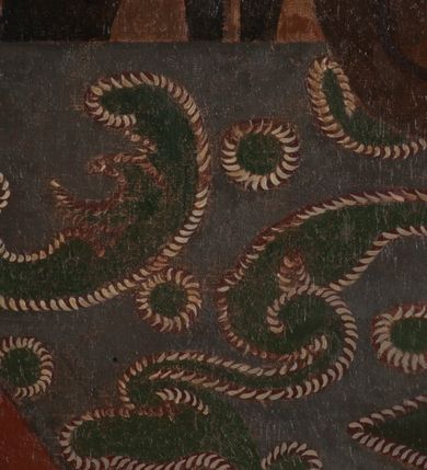 Zdjęcie nr 10: Obraz uzyskał kształt stojącego prostokąta zamkniętego łukiem pełnym. Na tle komnaty o brązowych ścianach, z widoczną po prawej stronie arkadą otwierającą się na kolejne pomieszczenie, ukazany został św. Karol Boromeusz rozdający jałmużnę ubogim. Świętego przedstawiono w całej postaci, zwróconego w trzech czwartych w prawo. Lewą ręką sięga po pieniądze z zielonej szkatuły leżącej na stole obok, prawą natomiast wyciąga w kierunku ubogich. Ze szkatuły wysuwa się purpurowa chusta. Święty Karol Boromeusz ma owalną twarz o prostym nosie, lekko uśmiechniętych ustach, półprzymkniętych oczach, okoloną ciemnobrązowymi, krótkimi włosami. Ubrany jest w strój kardynalski: purpurową sutannę, mucet i piuskę oraz białą komżę. Jego głowę otacza świetlisty nimb. Po jego lewej stronie widoczny jest stół, przykryty sięgającym ziemi białym obrusem ze złotymi frędzlami. Ustawiono na nim drewniany krucyfiks, księgę oraz wspomnianą zieloną szkatułę. Za postacią świętego widoczny jest ozdobny fotel o wysokim zaplecku z zielonym obiciem. Po prawej stronie świętego w wejściu do komnaty przedstawiono w całej postaci żebraków. Pierwszy mężczyzna zwrócony jest profilem w lewo. Wyciąga prawą rękę po pieniądze podawane mu przez świętego, wspierając się lewą dłonią na kosturze. Ma twarz o ciemnobrązowej karnacji, okoloną ciemną, długą brodą. Głowę ma przewiązaną białą chustą. Postać ubrana jest w brunatną tunikę sięgającą kolan oraz czarne buty. Drugi mężczyzna, wspierający się na kosturze, zwrócony jest w trzech czwartych w lewo. Niewidoczna jest jego lewa ręka. Lewą nogę ma uciętą poniżej kolana i zabandażowaną. Powyżej kolana ma owiniętą białym opatrunkiem prawą nogę. Jego twarz jest owalna o ciemnobrązowej karnacji. Przedstawiony został boso w grynszpanowej tunice przewiązanej w pasie i sięgającej kolan, odsłaniającej prawe ramię. Powyżej sceny namalowano podwieszoną, złoto-umbrową kotarę ze złotymi frędzlami.
Ponad obrazem na archiwolcie arkady znajduje się czerwony łaciński napis: „Qui aurum diligit, non iustisificabitur Eccles[iastes] Cap[ut] 31 vers[us] 5”. Natomiast na dolnej krawędzi wnęki napis polski, także wykonany rubrą: „Złoto ubogim Karol ze szkatuły daye / znać ze złotem do nieba nikt się nie dostaye”.