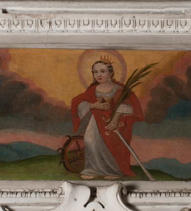 Zdjęcie nr 3: Obraz otrzymał kształt stojącego prostokąta zamkniętego łukiem pełnym. Na tle schematycznie przedstawionego pagórkowatego pejzażu ukazano w nieznacznym kontrapoście w całej postaci św. Karola Boromeusza. Święty został przedstawiony frontalnie z głową lekko pochyloną i zwróconą w trzech czwartych w lewo. Spogląda na drewniany krucyfiks, ułożony ukośnie i oparty o jego lewe ramię, który trzyma obiema dłońmi. Ma owalną twarz z charakterystycznym wydatnym nosem, wąskie usta oraz krótkie ciemnobrązowe włosy. Ubrany jest w strój kardynalski: purpurową sutannę, mucet i piuskę oraz białą komżę. Stopy ma bose. Na ramionach widoczny jest zarzucony powróz pokutny z węzłami, zakończony szeroką pętlą. Ponad obrazem na łuku archiwolty widnieje czerwony łaciński napis: „Iacite ergo fructus dignios Paenitentiae Luc[a]. Cap[ut]. 3 vers[us] 8”. Z kolei pod obrazem na dolnej krawędzi znajduje się napis polski: „Boso na szyi powróz w processyi nosi / i by Bóg karę oddalił z płaczem o to prosi”.   