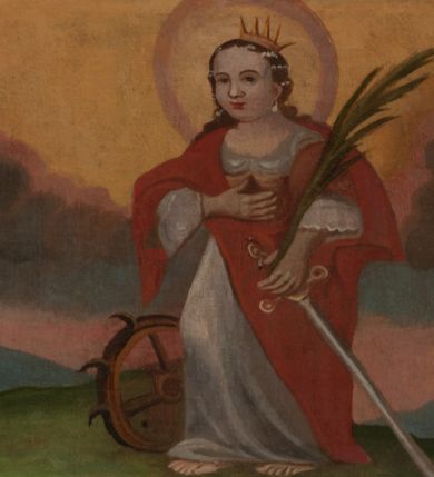 Zdjęcie nr 4: Obraz otrzymał kształt stojącego prostokąta zamkniętego łukiem pełnym. Na tle schematycznie przedstawionego pagórkowatego pejzażu ukazano w nieznacznym kontrapoście w całej postaci św. Karola Boromeusza. Święty został przedstawiony frontalnie z głową lekko pochyloną i zwróconą w trzech czwartych w lewo. Spogląda na drewniany krucyfiks, ułożony ukośnie i oparty o jego lewe ramię, który trzyma obiema dłońmi. Ma owalną twarz z charakterystycznym wydatnym nosem, wąskie usta oraz krótkie ciemnobrązowe włosy. Ubrany jest w strój kardynalski: purpurową sutannę, mucet i piuskę oraz białą komżę. Stopy ma bose. Na ramionach widoczny jest zarzucony powróz pokutny z węzłami, zakończony szeroką pętlą. Ponad obrazem na łuku archiwolty widnieje czerwony łaciński napis: „Iacite ergo fructus dignios Paenitentiae Luc[a]. Cap[ut]. 3 vers[us] 8”. Z kolei pod obrazem na dolnej krawędzi znajduje się napis polski: „Boso na szyi powróz w processyi nosi / i by Bóg karę oddalił z płaczem o to prosi”.   