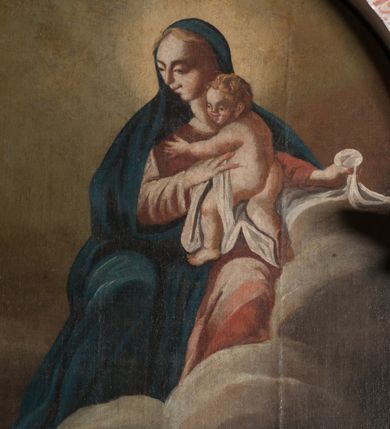 Zdjęcie nr 10: Obraz ma kształt stojacego prostokąta zamkniętego łukiem pełnym. Na tle szarożółtych obłoków ukazano w całej postaci św. Karola Boromeusza klęczącego przed siedzącą na obłokach Madonną z Dzieciątkiem. Święty został ukazany w trzech czwartych zwrócony w lewo ze złożonymi rękami do modlitwy. Przedstawiono go z uniesioną głową zwróconą w stronę Matki Boskiej. Jego twarz o różowo-szarawej karnacji charakteryzuje się wydatnym nosem i ustami oraz ciemnymi oczami. Na jego głowie widoczna jest tonsura, wycięta w ciemnobrązowych włosach. Święty ubrany jest w strój kardynalski, purpurową sutannę i mucet oraz w białą komżę zdobioną u spodu haftem. Ukazana z lewej strony Madonna z Dzieciątkiem zwrócona jest w trzech czwartych w prawo. Maria podtrzymuje małego Jezusa stojącego na jej lewym kolanie, który w jej stronę wyciąga obie rączki. Twarz Madonny ma nieznacznie zniekształcone rysy. Ma jasną karnację, prosty nos, wąskie, lekko uśmiechnięte usta i półprzymknięte oczy. Jej głowę otaczają blond włosy rozdzielone pośrodku przedziałkiem. Maria ubrana jest w bladoróżową suknię z długimi rękawami oraz ciemnoniebieski maforion spływający z głowy, okrywający jej ramiona oraz prawą nogę. Trzymane przez nią Dzieciątko jest nagie. Tylko nieznacznie lewą nóżkę zakrywa biała chusta, której koniec Madonna trzyma w lekko uniesionej lewej ręce. Mały Jezus jest zwrócony w trzech czwartych w prawo. Ma okrągłą twarz z małym szerokim nosem, ciemnymi oczami i lekko uśmiechniętymi ustami. Jego głowę okalają jasne włosy układające się w lekko skręcone pukle. Poniżej Madonny z Dzieciątkiem w rogu obrazu widoczne są dusze w ogniu czyścowym. Są to dwie postacie wyłaniające się w popiersiach z ognistych płomieni z głowami zwróconymi w stronę Maryi i Jezusa. Jedna z nich ma uniesioną w geście wołania o pomoc prawą rękę. Ponad obrazem na archiwolcie arkady widnieje czerwony łaciński napis: Misereremini mei. Misereremini mei. Joa[nnes]. Cap[ut]. 19. vers[us] 21. Z kolei na dolnej krawędzi arkady znajduje się czerwony napis polski: Nad umarłemi Karol miał politowanie. / Bo i skarby rozdawał i modlił się za nie.