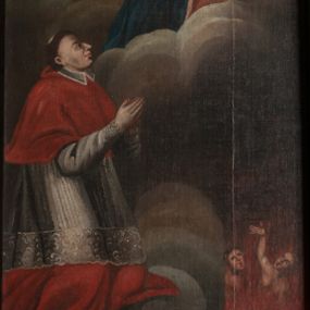 Zdjęcie nr 1: Obraz ma kształt stojacego prostokąta zamkniętego łukiem pełnym. Na tle szarożółtych obłoków ukazano w całej postaci św. Karola Boromeusza klęczącego przed siedzącą na obłokach Madonną z Dzieciątkiem. Święty został ukazany w trzech czwartych zwrócony w lewo ze złożonymi rękami do modlitwy. Przedstawiono go z uniesioną głową zwróconą w stronę Matki Boskiej. Jego twarz o różowo-szarawej karnacji charakteryzuje się wydatnym nosem i ustami oraz ciemnymi oczami. Na jego głowie widoczna jest tonsura, wycięta w ciemnobrązowych włosach. Święty ubrany jest w strój kardynalski, purpurową sutannę i mucet oraz w białą komżę zdobioną u spodu haftem. Ukazana z lewej strony Madonna z Dzieciątkiem zwrócona jest w trzech czwartych w prawo. Maria podtrzymuje małego Jezusa stojącego na jej lewym kolanie, który w jej stronę wyciąga obie rączki. Twarz Madonny ma nieznacznie zniekształcone rysy. Ma jasną karnację, prosty nos, wąskie, lekko uśmiechnięte usta i półprzymknięte oczy. Jej głowę otaczają blond włosy rozdzielone pośrodku przedziałkiem. Maria ubrana jest w bladoróżową suknię z długimi rękawami oraz ciemnoniebieski maforion spływający z głowy, okrywający jej ramiona oraz prawą nogę. Trzymane przez nią Dzieciątko jest nagie. Tylko nieznacznie lewą nóżkę zakrywa biała chusta, której koniec Madonna trzyma w lekko uniesionej lewej ręce. Mały Jezus jest zwrócony w trzech czwartych w prawo. Ma okrągłą twarz z małym szerokim nosem, ciemnymi oczami i lekko uśmiechniętymi ustami. Jego głowę okalają jasne włosy układające się w lekko skręcone pukle. Poniżej Madonny z Dzieciątkiem w rogu obrazu widoczne są dusze w ogniu czyścowym. Są to dwie postacie wyłaniające się w popiersiach z ognistych płomieni z głowami zwróconymi w stronę Maryi i Jezusa. Jedna z nich ma uniesioną w geście wołania o pomoc prawą rękę. Ponad obrazem na archiwolcie arkady widnieje czerwony łaciński napis: Misereremini mei. Misereremini mei. Joa[nnes]. Cap[ut]. 19. vers[us] 21. Z kolei na dolnej krawędzi arkady znajduje się czerwony napis polski: Nad umarłemi Karol miał politowanie. / Bo i skarby rozdawał i modlił się za nie.