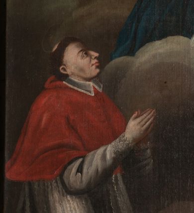 Zdjęcie nr 9: Obraz ma kształt stojacego prostokąta zamkniętego łukiem pełnym. Na tle szarożółtych obłoków ukazano w całej postaci św. Karola Boromeusza klęczącego przed siedzącą na obłokach Madonną z Dzieciątkiem. Święty został ukazany w trzech czwartych zwrócony w lewo ze złożonymi rękami do modlitwy. Przedstawiono go z uniesioną głową zwróconą w stronę Matki Boskiej. Jego twarz o różowo-szarawej karnacji charakteryzuje się wydatnym nosem i ustami oraz ciemnymi oczami. Na jego głowie widoczna jest tonsura, wycięta w ciemnobrązowych włosach. Święty ubrany jest w strój kardynalski, purpurową sutannę i mucet oraz w białą komżę zdobioną u spodu haftem. Ukazana z lewej strony Madonna z Dzieciątkiem zwrócona jest w trzech czwartych w prawo. Maria podtrzymuje małego Jezusa stojącego na jej lewym kolanie, który w jej stronę wyciąga obie rączki. Twarz Madonny ma nieznacznie zniekształcone rysy. Ma jasną karnację, prosty nos, wąskie, lekko uśmiechnięte usta i półprzymknięte oczy. Jej głowę otaczają blond włosy rozdzielone pośrodku przedziałkiem. Maria ubrana jest w bladoróżową suknię z długimi rękawami oraz ciemnoniebieski maforion spływający z głowy, okrywający jej ramiona oraz prawą nogę. Trzymane przez nią Dzieciątko jest nagie. Tylko nieznacznie lewą nóżkę zakrywa biała chusta, której koniec Madonna trzyma w lekko uniesionej lewej ręce. Mały Jezus jest zwrócony w trzech czwartych w prawo. Ma okrągłą twarz z małym szerokim nosem, ciemnymi oczami i lekko uśmiechniętymi ustami. Jego głowę okalają jasne włosy układające się w lekko skręcone pukle. Poniżej Madonny z Dzieciątkiem w rogu obrazu widoczne są dusze w ogniu czyścowym. Są to dwie postacie wyłaniające się w popiersiach z ognistych płomieni z głowami zwróconymi w stronę Maryi i Jezusa. Jedna z nich ma uniesioną w geście wołania o pomoc prawą rękę. Ponad obrazem na archiwolcie arkady widnieje czerwony łaciński napis: Misereremini mei. Misereremini mei. Joa[nnes]. Cap[ut]. 19. vers[us] 21. Z kolei na dolnej krawędzi arkady znajduje się czerwony napis polski: Nad umarłemi Karol miał politowanie. / Bo i skarby rozdawał i modlił się za nie.