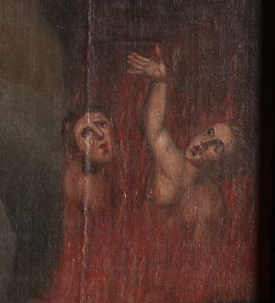 Zdjęcie nr 4: Obraz ma kształt stojacego prostokąta zamkniętego łukiem pełnym. Na tle szarożółtych obłoków ukazano w całej postaci św. Karola Boromeusza klęczącego przed siedzącą na obłokach Madonną z Dzieciątkiem. Święty został ukazany w trzech czwartych zwrócony w lewo ze złożonymi rękami do modlitwy. Przedstawiono go z uniesioną głową zwróconą w stronę Matki Boskiej. Jego twarz o różowo-szarawej karnacji charakteryzuje się wydatnym nosem i ustami oraz ciemnymi oczami. Na jego głowie widoczna jest tonsura, wycięta w ciemnobrązowych włosach. Święty ubrany jest w strój kardynalski, purpurową sutannę i mucet oraz w białą komżę zdobioną u spodu haftem. Ukazana z lewej strony Madonna z Dzieciątkiem zwrócona jest w trzech czwartych w prawo. Maria podtrzymuje małego Jezusa stojącego na jej lewym kolanie, który w jej stronę wyciąga obie rączki. Twarz Madonny ma nieznacznie zniekształcone rysy. Ma jasną karnację, prosty nos, wąskie, lekko uśmiechnięte usta i półprzymknięte oczy. Jej głowę otaczają blond włosy rozdzielone pośrodku przedziałkiem. Maria ubrana jest w bladoróżową suknię z długimi rękawami oraz ciemnoniebieski maforion spływający z głowy, okrywający jej ramiona oraz prawą nogę. Trzymane przez nią Dzieciątko jest nagie. Tylko nieznacznie lewą nóżkę zakrywa biała chusta, której koniec Madonna trzyma w lekko uniesionej lewej ręce. Mały Jezus jest zwrócony w trzech czwartych w prawo. Ma okrągłą twarz z małym szerokim nosem, ciemnymi oczami i lekko uśmiechniętymi ustami. Jego głowę okalają jasne włosy układające się w lekko skręcone pukle. Poniżej Madonny z Dzieciątkiem w rogu obrazu widoczne są dusze w ogniu czyścowym. Są to dwie postacie wyłaniające się w popiersiach z ognistych płomieni z głowami zwróconymi w stronę Maryi i Jezusa. Jedna z nich ma uniesioną w geście wołania o pomoc prawą rękę. Ponad obrazem na archiwolcie arkady widnieje czerwony łaciński napis: Misereremini mei. Misereremini mei. Joa[nnes]. Cap[ut]. 19. vers[us] 21. Z kolei na dolnej krawędzi arkady znajduje się czerwony napis polski: Nad umarłemi Karol miał politowanie. / Bo i skarby rozdawał i modlił się za nie.