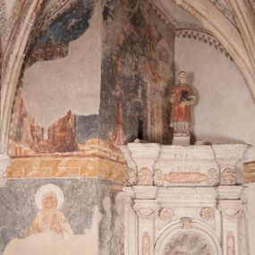 Zdjęcie nr 1: Zachowana dekoracja malarska znajduje się w tzw. starej zakrystii, określanej także jako oratorium królewskie. Dobudowano ją od północy do prezbiterium niepołomickiego kościoła. Jest to niewielka budowla na rzucie wydłużonego prostokąta, nakryta trójprzęsłowym krzyżowo-żebrowym sklepieniem, od wschodu zamknięta dwubocznie. Od zachodu w narożniku południowym widoczne jest załamanie muru, tworzącego dwie ściany wieżyczki schodowej. Do jej wnętrza prowadzi ostrołukowy portal. Oratorium oświetlają trzy ostrołukowe okna. Tylko czwarte, obecnie zamurowane, przeprute w murze północno-wschodnim pochodzi z czasów budowy kościoła. Stara zakrystia połączona jest z kościołem za pomocą ostrołukowego, profilowanego kamiennego portalu umieszczonego w środkowym przęśle ściany południowej. Na sklepieniu znajdują się rzeźbione zworniki z przedstawieniem w przęśle wschodnim głowy Chrystusa w nimbie krzyżowym, w środkowym maski liściastej, a w zachodnim motywów roślinnych. Podobnie rzeźbione motywy roślinne  pokrywają wsporniki, na które spływają żebra. 
Zachowana polichromia tworzy z architekturą starej zakrystii harmonijną całość. Białe wysklepki sklepień otoczone są wielobarwnymi, namalowanymi wzdłuż żeber, iluzjonistyczno-geometrycznymi pasami imitującymi kamienne inkrustacje w typie "arte cosmatesca". Pierwotnie polichromowane były także same żebra oraz rzeźbione zworniki i wsporniki. Pionowym rytmom barwnych pasów przeciwstawiają się na ścianie wschodniej, południowej i zachodniej dwa poziome, iluzjonistyczne malowane fryzy. Górny, w odcieniach brązów jest szerszy i przypomina gzyms. Przebiega w połowie wysokości ścian, na poziomie wsporników. Poniżej znajduje się drugi, o połowę węższy, skomponowany z wielobarwnych geometrycznych rozet w rombowych polach. Fryzy wyznaczają trzy strefy dekoracji. Dolny pas uległ zniszczeniu za wyjątkiem niewielkiego fragmentu iluzjonistycznie malowanej konsolki na ścianie południowej. Dla strefy środkowej głównej tło stanowi niebieska barwa. Niestety oba te pasy obecnie są mocno uszkodzone. 
Pierwotnie pas środkowy ścian zajmowały naturalnej wielkości postacie kobiece, ujęte powyżej kolan. Z namalowanych dwunastu świętych do naszych czasów przetrwało sześć - w całości cztery (na ścianie wschodniej, południowej i zachodniej) oraz jedna bez głowy (ściana południowa) i jedna w połowie (ściana zachodnia). Są to jasno lub ciemnowłose młode kobiety, trzymające palmy męczeństwa. Ubrane są w suknie z narzuconymi płaszczami w kolorach żółtym, oliwkowym, różowym, liliowym, brązowym i błękitnym. Jedna z nich, wyobrażona ponad wejściem na klatkę schodową w wieżyczce, jest ukazana jako kobieta w podeszłym wieku z okrytą głową i dłońmi uniesionymi na wysokość piersi w geście orantki. Głowy męczennic i orantki okalają plastycznie, tłoczone w zaprawie nimby zdobione promieniami. Na niektórych głowach dziewic zachowały się ślady namalowanych brązową farbą koron o niskich sterczynach w kształcie heraldycznych lilii. 
W ścianie północno-wschodniej dwubocznego zamknięcia znajduje się obecnie zamurowane lancetowate, ostrołukowe okno z fragmentami polichromii w glifie okiennym. Pierwotnie tworzyło ją dziesięć czterolistnych obramowań wpisanych w romby, umieszczonych jeden nad drugim. Przedstawiono w nich w półpostaci aniołów z głowami otoczonymi nimbami. W dolnej części okno do  poziomu gotyckich wsporników otacza iluzjonistycznie malowana dekoracja utworzona z motywów kamiennych płyt.  
W górnej strefie oratorium wyobrażono cykl hagiograficzny, składający się z sześciu scen namalowanych w ostrołukowych polach, wyznaczonych łukami tarczowymi sklepień i ujętych w obramienia z plastycznie malowanych zębów. Ograniczający je od dołu, iluzjonistycznie malowany, jakby wystający gzyms nadaje przedstawieniom teatralną głębie. 
Na ścianie południowo-wschodniej przedstawiono bliżej niezidentyfikowaną scenę męczeństwa. Na tle ochrowo-żółtej architektury ukazano z lewej strony na pierwszym planie grupę  rycerzy, z których dwóch widocznych jest w całej postaci w średniowiecznych zbrojach stylizowanych na rzymskie, w hełmach i z ostrołukowymi tarczami trzymanymi w lewych rękach. Ich odzież ma kolor błękitny, granatowy, czerwony, fioletowy, cynobrowy. Rycerze lekko unoszą głowy w stronę półpostaci wychylającej się z okna loggi w górnej części architektury. Był to zapewne władca, dziś jego postać zachowała się tylko fragmentarycznie. Postać z okna wskazuje palcem na centralnie ukazany kocioł zawieszony pod arkadą, stanowiącą część architektury tła. Widoczna w nim jest w półpostaci jasnowłosa kobieta w białej sukni na ramiączkach z modlitewnie złożonymi rękami na piersi. Jej głowę otacza nimb. Kocioł wisi na haku za półokrągły uchwyt, pod nim pali się ognisko. Z prawej strony kotła widoczna jest fragmentarycznie zachowana postać rycerza w zbroi, który oburącz długim kijem miesza w kotle. 
Na prawo od sceny męczeństwa na ścianie południowej namalowano scenę określaną jako "przed władcą". W centrum przedstawienia na tle architektury wyobrażono tron z zasiadającym na nim władcą. Jest to brodaty mężczyzna ukazany z profilu z koroną na głowie, który w prawej dłoni unosi berło skierowane w stronę przyprowadzonej do niego kobiety. Tron i architektoniczne jego obramienie malowane jest w kolorach brązu i ochry. Jego zaplecek dekoruje zawieszona pasiasta tkanina. Ciemnowłosy władca ubrany jest w turkusową szatę z narzuconym na ramiona brązowym płaszczem. Za tronem z lewej strony stoi paź o kędzierzawej fryzurze wsparty na trzymanym ostrzem w dół mieczu. Stojąca przed władcą kobieta ubrana jest w czerwoną długą suknię. Ma jasne włosy, a jej głowę okala nimb. Ręce ma skrzyżowane i związane na wysokości pasa. Obok niej stoi inna postać także w długiej szacie, z uniesioną prawą dłonią. Za świętą widoczne są inne postacie, niestety skala zniszczenia malowidła uniemożliwia ich opis i identyfikację. 
Trzecie malowidło, usytuowane nad wejściem do oratorium, ukazuje scenę dysputyt. W centrum przedstawienia pod architektonicznym zadaszeniem w formie portyku lub altany o kasetonowym stropie, wspartym na dwóch czworobocznych filarach, ukazano widoczne z profilu trzy siedzące  kobiety. Jedna z lewej strony a dwie naprzeciwko z prawej. Kobieta z lewej  ma odkryte jasne, długie włosy. Jej głowę otacza nimb. Na wysokość piersi unosi obie dłonie, sprawiając wrażenie, jakby w nich trzymała owalny przedmiot. Ubrana jest w ciemnoczerwoną długą suknię, zakrywającą nogi. Naprzeciw niej siedzą dwie inne niewiasty o długich, jasnych włosach w prostych koronach na głowach. Jedna z nich unosi swoją prawą rękę. Obie ubrane są w długie suknie w kolorze ochry. Za nimi pomiędzy filarami widoczna jest rozpięta zasłona w pionowe oliwkowe, zielone, białe i czerwone pasy. Na podłodze leży dywan dekorowany w żółte, zielone, niebieskie i czerwone pasy. 
Mocno zniszczone w dolnej części czwarte przedstawienie ilustruje scenę chłosty. Z lewej strony kompozycji wyobrażono budowlę z architektoniczną loggią, z której w półpostaci wychyla się władca. W prawej ręce poziomo trzyma berło skierowane w stronę grupy osób, za którymi wykonywana jest kara chłosty. Władca, podobnie jak w drugiej scenie, został ukazany jako mężczyzna o ciemnym zaroście i takich samych włosach. Na głowie ma koronę. Ubrany jest w brązowe szaty o różnych odcieniach. Centralnie przedstawioną stłoczoną grupę tworzy czterech żołnierzy oraz starszy mężczyzna w zawoju na głowie z siwą, długą brodą. Żołnierze mają zbroje i hełmy. Jeden z nich, najbliżej stojący z lewej przedstawiony został w profilu z głową i prawą ręką skierowaną w stronę króla. Także w stronę władcy zwrócony jest mężczyzna w zawoju na głowie z dwiema dłońmi uniesionymi na wysokość piersi. Z prawej strony kompozycji namalowano, dziś fragmentarycznie zachowany, rodzaj drewnianej szubienicy, utworzonej z poprzecznie zawieszonego na drewnianych podporach drążka. Nad dróżką do góry nogami wisi postać (dziś zniszczona), z której zachowały się jedynie stopy związane w kostkach sznurem. W jej stronę zwraca się jeden z żołnierzy ze środkowej grupy. Po prawej stronie szubienicy widoczna jest część postaci oprawcy, z której zachował się tylko fragment głowy oraz uniesiona lewa ręka z drewnianą pałką. 
Dwie ostatnie sceny umieszczono na zachodnim murze oratorium. Pierwsza z nich przedstawia strącenie bożka i została połączona z drugą ukazującą uwolnienia z więzienia. Część centralną kompozycji stanowi potrzaskana, wywracająca się kolumna, z której spada szatan w postaci żywego demona pokrytego sierścią. Strącił go widoczny w półpostaci w górnej części malowidła anioł trzymający w prawej ręce miecz. Z lewej strony kompozycji  klęczy na skalistej ziemi święta ubrana w długą ciemnoczerwoną suknię. Niestety nie zachowała się górna część jej postaci. Za nią stoi stłoczona grupa przerażonych świadków tego wydarzenia. Natomiast z prawej strony malowidła wyobrażono scenę uwolnienia z więzienia. Jej zasadniczym elementem jest architektoniczna struktura nawiązująca kształtem do wieży mieszkalnej, więzienia bądź bramy miejskiej. Święta ze związanymi rękami w ciemnoczerwonej sukni wychodzi z niej z prawej strony. W centrum budowli widoczne jest półokrągłe okno, a w nim zapewne jej popiersie o długich jasnych włosach, trzymające w dłoniach jakiś przedmiot. Wszystkie sceny cyklu w jedną całość wiąże gładkie niebieskie tło. Niezachowana kompozycja polichromii na ścianie północnej musiała odbiegać swym układem od pozostałych ścian. Płaszczyzna ścian została podzielona za pomocą węższego dolnego fryzu na dwie strefy. Górną część najprawdopodobniej zajmowały duże postacie stojące (fragment jednej z nich zachował się w sąsiedztwie okna w ścianie północno-wschodniej). Pod fryzem w części dolnej najprawdopodobniej była namalowana iluzjonistycznie wisząca kotara.   
    




