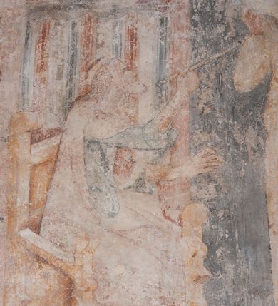 Zdjęcie nr 7: Zachowana dekoracja malarska znajduje się w tzw. starej zakrystii, określanej także jako oratorium królewskie. Dobudowano ją od północy do prezbiterium niepołomickiego kościoła. Jest to niewielka budowla na rzucie wydłużonego prostokąta, nakryta trójprzęsłowym krzyżowo-żebrowym sklepieniem, od wschodu zamknięta dwubocznie. Od zachodu w narożniku południowym widoczne jest załamanie muru, tworzącego dwie ściany wieżyczki schodowej. Do jej wnętrza prowadzi ostrołukowy portal. Oratorium oświetlają trzy ostrołukowe okna. Tylko czwarte, obecnie zamurowane, przeprute w murze północno-wschodnim pochodzi z czasów budowy kościoła. Stara zakrystia połączona jest z kościołem za pomocą ostrołukowego, profilowanego kamiennego portalu umieszczonego w środkowym przęśle ściany południowej. Na sklepieniu znajdują się rzeźbione zworniki z przedstawieniem w przęśle wschodnim głowy Chrystusa w nimbie krzyżowym, w środkowym maski liściastej, a w zachodnim motywów roślinnych. Podobnie rzeźbione motywy roślinne  pokrywają wsporniki, na które spływają żebra. 
Zachowana polichromia tworzy z architekturą starej zakrystii harmonijną całość. Białe wysklepki sklepień otoczone są wielobarwnymi, namalowanymi wzdłuż żeber, iluzjonistyczno-geometrycznymi pasami imitującymi kamienne inkrustacje w typie "arte cosmatesca". Pierwotnie polichromowane były także same żebra oraz rzeźbione zworniki i wsporniki. Pionowym rytmom barwnych pasów przeciwstawiają się na ścianie wschodniej, południowej i zachodniej dwa poziome, iluzjonistyczne malowane fryzy. Górny, w odcieniach brązów jest szerszy i przypomina gzyms. Przebiega w połowie wysokości ścian, na poziomie wsporników. Poniżej znajduje się drugi, o połowę węższy, skomponowany z wielobarwnych geometrycznych rozet w rombowych polach. Fryzy wyznaczają trzy strefy dekoracji. Dolny pas uległ zniszczeniu za wyjątkiem niewielkiego fragmentu iluzjonistycznie malowanej konsolki na ścianie południowej. Dla strefy środkowej głównej tło stanowi niebieska barwa. Niestety oba te pasy obecnie są mocno uszkodzone. 
Pierwotnie pas środkowy ścian zajmowały naturalnej wielkości postacie kobiece, ujęte powyżej kolan. Z namalowanych dwunastu świętych do naszych czasów przetrwało sześć - w całości cztery (na ścianie wschodniej, południowej i zachodniej) oraz jedna bez głowy (ściana południowa) i jedna w połowie (ściana zachodnia). Są to jasno lub ciemnowłose młode kobiety, trzymające palmy męczeństwa. Ubrane są w suknie z narzuconymi płaszczami w kolorach żółtym, oliwkowym, różowym, liliowym, brązowym i błękitnym. Jedna z nich, wyobrażona ponad wejściem na klatkę schodową w wieżyczce, jest ukazana jako kobieta w podeszłym wieku z okrytą głową i dłońmi uniesionymi na wysokość piersi w geście orantki. Głowy męczennic i orantki okalają plastycznie, tłoczone w zaprawie nimby zdobione promieniami. Na niektórych głowach dziewic zachowały się ślady namalowanych brązową farbą koron o niskich sterczynach w kształcie heraldycznych lilii. 
W ścianie północno-wschodniej dwubocznego zamknięcia znajduje się obecnie zamurowane lancetowate, ostrołukowe okno z fragmentami polichromii w glifie okiennym. Pierwotnie tworzyło ją dziesięć czterolistnych obramowań wpisanych w romby, umieszczonych jeden nad drugim. Przedstawiono w nich w półpostaci aniołów z głowami otoczonymi nimbami. W dolnej części okno do  poziomu gotyckich wsporników otacza iluzjonistycznie malowana dekoracja utworzona z motywów kamiennych płyt.  
W górnej strefie oratorium wyobrażono cykl hagiograficzny, składający się z sześciu scen namalowanych w ostrołukowych polach, wyznaczonych łukami tarczowymi sklepień i ujętych w obramienia z plastycznie malowanych zębów. Ograniczający je od dołu, iluzjonistycznie malowany, jakby wystający gzyms nadaje przedstawieniom teatralną głębie. 
Na ścianie południowo-wschodniej przedstawiono bliżej niezidentyfikowaną scenę męczeństwa. Na tle ochrowo-żółtej architektury ukazano z lewej strony na pierwszym planie grupę  rycerzy, z których dwóch widocznych jest w całej postaci w średniowiecznych zbrojach stylizowanych na rzymskie, w hełmach i z ostrołukowymi tarczami trzymanymi w lewych rękach. Ich odzież ma kolor błękitny, granatowy, czerwony, fioletowy, cynobrowy. Rycerze lekko unoszą głowy w stronę półpostaci wychylającej się z okna loggi w górnej części architektury. Był to zapewne władca, dziś jego postać zachowała się tylko fragmentarycznie. Postać z okna wskazuje palcem na centralnie ukazany kocioł zawieszony pod arkadą, stanowiącą część architektury tła. Widoczna w nim jest w półpostaci jasnowłosa kobieta w białej sukni na ramiączkach z modlitewnie złożonymi rękami na piersi. Jej głowę otacza nimb. Kocioł wisi na haku za półokrągły uchwyt, pod nim pali się ognisko. Z prawej strony kotła widoczna jest fragmentarycznie zachowana postać rycerza w zbroi, który oburącz długim kijem miesza w kotle. 
Na prawo od sceny męczeństwa na ścianie południowej namalowano scenę określaną jako "przed władcą". W centrum przedstawienia na tle architektury wyobrażono tron z zasiadającym na nim władcą. Jest to brodaty mężczyzna ukazany z profilu z koroną na głowie, który w prawej dłoni unosi berło skierowane w stronę przyprowadzonej do niego kobiety. Tron i architektoniczne jego obramienie malowane jest w kolorach brązu i ochry. Jego zaplecek dekoruje zawieszona pasiasta tkanina. Ciemnowłosy władca ubrany jest w turkusową szatę z narzuconym na ramiona brązowym płaszczem. Za tronem z lewej strony stoi paź o kędzierzawej fryzurze wsparty na trzymanym ostrzem w dół mieczu. Stojąca przed władcą kobieta ubrana jest w czerwoną długą suknię. Ma jasne włosy, a jej głowę okala nimb. Ręce ma skrzyżowane i związane na wysokości pasa. Obok niej stoi inna postać także w długiej szacie, z uniesioną prawą dłonią. Za świętą widoczne są inne postacie, niestety skala zniszczenia malowidła uniemożliwia ich opis i identyfikację. 
Trzecie malowidło, usytuowane nad wejściem do oratorium, ukazuje scenę dysputyt. W centrum przedstawienia pod architektonicznym zadaszeniem w formie portyku lub altany o kasetonowym stropie, wspartym na dwóch czworobocznych filarach, ukazano widoczne z profilu trzy siedzące  kobiety. Jedna z lewej strony a dwie naprzeciwko z prawej. Kobieta z lewej  ma odkryte jasne, długie włosy. Jej głowę otacza nimb. Na wysokość piersi unosi obie dłonie, sprawiając wrażenie, jakby w nich trzymała owalny przedmiot. Ubrana jest w ciemnoczerwoną długą suknię, zakrywającą nogi. Naprzeciw niej siedzą dwie inne niewiasty o długich, jasnych włosach w prostych koronach na głowach. Jedna z nich unosi swoją prawą rękę. Obie ubrane są w długie suknie w kolorze ochry. Za nimi pomiędzy filarami widoczna jest rozpięta zasłona w pionowe oliwkowe, zielone, białe i czerwone pasy. Na podłodze leży dywan dekorowany w żółte, zielone, niebieskie i czerwone pasy. 
Mocno zniszczone w dolnej części czwarte przedstawienie ilustruje scenę chłosty. Z lewej strony kompozycji wyobrażono budowlę z architektoniczną loggią, z której w półpostaci wychyla się władca. W prawej ręce poziomo trzyma berło skierowane w stronę grupy osób, za którymi wykonywana jest kara chłosty. Władca, podobnie jak w drugiej scenie, został ukazany jako mężczyzna o ciemnym zaroście i takich samych włosach. Na głowie ma koronę. Ubrany jest w brązowe szaty o różnych odcieniach. Centralnie przedstawioną stłoczoną grupę tworzy czterech żołnierzy oraz starszy mężczyzna w zawoju na głowie z siwą, długą brodą. Żołnierze mają zbroje i hełmy. Jeden z nich, najbliżej stojący z lewej przedstawiony został w profilu z głową i prawą ręką skierowaną w stronę króla. Także w stronę władcy zwrócony jest mężczyzna w zawoju na głowie z dwiema dłońmi uniesionymi na wysokość piersi. Z prawej strony kompozycji namalowano, dziś fragmentarycznie zachowany, rodzaj drewnianej szubienicy, utworzonej z poprzecznie zawieszonego na drewnianych podporach drążka. Nad dróżką do góry nogami wisi postać (dziś zniszczona), z której zachowały się jedynie stopy związane w kostkach sznurem. W jej stronę zwraca się jeden z żołnierzy ze środkowej grupy. Po prawej stronie szubienicy widoczna jest część postaci oprawcy, z której zachował się tylko fragment głowy oraz uniesiona lewa ręka z drewnianą pałką. 
Dwie ostatnie sceny umieszczono na zachodnim murze oratorium. Pierwsza z nich przedstawia strącenie bożka i została połączona z drugą ukazującą uwolnienia z więzienia. Część centralną kompozycji stanowi potrzaskana, wywracająca się kolumna, z której spada szatan w postaci żywego demona pokrytego sierścią. Strącił go widoczny w półpostaci w górnej części malowidła anioł trzymający w prawej ręce miecz. Z lewej strony kompozycji  klęczy na skalistej ziemi święta ubrana w długą ciemnoczerwoną suknię. Niestety nie zachowała się górna część jej postaci. Za nią stoi stłoczona grupa przerażonych świadków tego wydarzenia. Natomiast z prawej strony malowidła wyobrażono scenę uwolnienia z więzienia. Jej zasadniczym elementem jest architektoniczna struktura nawiązująca kształtem do wieży mieszkalnej, więzienia bądź bramy miejskiej. Święta ze związanymi rękami w ciemnoczerwonej sukni wychodzi z niej z prawej strony. W centrum budowli widoczne jest półokrągłe okno, a w nim zapewne jej popiersie o długich jasnych włosach, trzymające w dłoniach jakiś przedmiot. Wszystkie sceny cyklu w jedną całość wiąże gładkie niebieskie tło. Niezachowana kompozycja polichromii na ścianie północnej musiała odbiegać swym układem od pozostałych ścian. Płaszczyzna ścian została podzielona za pomocą węższego dolnego fryzu na dwie strefy. Górną część najprawdopodobniej zajmowały duże postacie stojące (fragment jednej z nich zachował się w sąsiedztwie okna w ścianie północno-wschodniej). Pod fryzem w części dolnej najprawdopodobniej była namalowana iluzjonistycznie wisząca kotara.   
    




