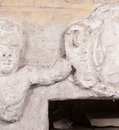 Zdjęcie nr 28: Zachowana dekoracja malarska znajduje się w tzw. starej zakrystii, określanej także jako oratorium królewskie. Dobudowano ją od północy do prezbiterium niepołomickiego kościoła. Jest to niewielka budowla na rzucie wydłużonego prostokąta, nakryta trójprzęsłowym krzyżowo-żebrowym sklepieniem, od wschodu zamknięta dwubocznie. Od zachodu w narożniku południowym widoczne jest załamanie muru, tworzącego dwie ściany wieżyczki schodowej. Do jej wnętrza prowadzi ostrołukowy portal. Oratorium oświetlają trzy ostrołukowe okna. Tylko czwarte, obecnie zamurowane, przeprute w murze północno-wschodnim pochodzi z czasów budowy kościoła. Stara zakrystia połączona jest z kościołem za pomocą ostrołukowego, profilowanego kamiennego portalu umieszczonego w środkowym przęśle ściany południowej. Na sklepieniu znajdują się rzeźbione zworniki z przedstawieniem w przęśle wschodnim głowy Chrystusa w nimbie krzyżowym, w środkowym maski liściastej, a w zachodnim motywów roślinnych. Podobnie rzeźbione motywy roślinne  pokrywają wsporniki, na które spływają żebra. 
Zachowana polichromia tworzy z architekturą starej zakrystii harmonijną całość. Białe wysklepki sklepień otoczone są wielobarwnymi, namalowanymi wzdłuż żeber, iluzjonistyczno-geometrycznymi pasami imitującymi kamienne inkrustacje w typie "arte cosmatesca". Pierwotnie polichromowane były także same żebra oraz rzeźbione zworniki i wsporniki. Pionowym rytmom barwnych pasów przeciwstawiają się na ścianie wschodniej, południowej i zachodniej dwa poziome, iluzjonistyczne malowane fryzy. Górny, w odcieniach brązów jest szerszy i przypomina gzyms. Przebiega w połowie wysokości ścian, na poziomie wsporników. Poniżej znajduje się drugi, o połowę węższy, skomponowany z wielobarwnych geometrycznych rozet w rombowych polach. Fryzy wyznaczają trzy strefy dekoracji. Dolny pas uległ zniszczeniu za wyjątkiem niewielkiego fragmentu iluzjonistycznie malowanej konsolki na ścianie południowej. Dla strefy środkowej głównej tło stanowi niebieska barwa. Niestety oba te pasy obecnie są mocno uszkodzone. 
Pierwotnie pas środkowy ścian zajmowały naturalnej wielkości postacie kobiece, ujęte powyżej kolan. Z namalowanych dwunastu świętych do naszych czasów przetrwało sześć - w całości cztery (na ścianie wschodniej, południowej i zachodniej) oraz jedna bez głowy (ściana południowa) i jedna w połowie (ściana zachodnia). Są to jasno lub ciemnowłose młode kobiety, trzymające palmy męczeństwa. Ubrane są w suknie z narzuconymi płaszczami w kolorach żółtym, oliwkowym, różowym, liliowym, brązowym i błękitnym. Jedna z nich, wyobrażona ponad wejściem na klatkę schodową w wieżyczce, jest ukazana jako kobieta w podeszłym wieku z okrytą głową i dłońmi uniesionymi na wysokość piersi w geście orantki. Głowy męczennic i orantki okalają plastycznie, tłoczone w zaprawie nimby zdobione promieniami. Na niektórych głowach dziewic zachowały się ślady namalowanych brązową farbą koron o niskich sterczynach w kształcie heraldycznych lilii. 
W ścianie północno-wschodniej dwubocznego zamknięcia znajduje się obecnie zamurowane lancetowate, ostrołukowe okno z fragmentami polichromii w glifie okiennym. Pierwotnie tworzyło ją dziesięć czterolistnych obramowań wpisanych w romby, umieszczonych jeden nad drugim. Przedstawiono w nich w półpostaci aniołów z głowami otoczonymi nimbami. W dolnej części okno do  poziomu gotyckich wsporników otacza iluzjonistycznie malowana dekoracja utworzona z motywów kamiennych płyt.  
W górnej strefie oratorium wyobrażono cykl hagiograficzny, składający się z sześciu scen namalowanych w ostrołukowych polach, wyznaczonych łukami tarczowymi sklepień i ujętych w obramienia z plastycznie malowanych zębów. Ograniczający je od dołu, iluzjonistycznie malowany, jakby wystający gzyms nadaje przedstawieniom teatralną głębie. 
Na ścianie południowo-wschodniej przedstawiono bliżej niezidentyfikowaną scenę męczeństwa. Na tle ochrowo-żółtej architektury ukazano z lewej strony na pierwszym planie grupę  rycerzy, z których dwóch widocznych jest w całej postaci w średniowiecznych zbrojach stylizowanych na rzymskie, w hełmach i z ostrołukowymi tarczami trzymanymi w lewych rękach. Ich odzież ma kolor błękitny, granatowy, czerwony, fioletowy, cynobrowy. Rycerze lekko unoszą głowy w stronę półpostaci wychylającej się z okna loggi w górnej części architektury. Był to zapewne władca, dziś jego postać zachowała się tylko fragmentarycznie. Postać z okna wskazuje palcem na centralnie ukazany kocioł zawieszony pod arkadą, stanowiącą część architektury tła. Widoczna w nim jest w półpostaci jasnowłosa kobieta w białej sukni na ramiączkach z modlitewnie złożonymi rękami na piersi. Jej głowę otacza nimb. Kocioł wisi na haku za półokrągły uchwyt, pod nim pali się ognisko. Z prawej strony kotła widoczna jest fragmentarycznie zachowana postać rycerza w zbroi, który oburącz długim kijem miesza w kotle. 
Na prawo od sceny męczeństwa na ścianie południowej namalowano scenę określaną jako "przed władcą". W centrum przedstawienia na tle architektury wyobrażono tron z zasiadającym na nim władcą. Jest to brodaty mężczyzna ukazany z profilu z koroną na głowie, który w prawej dłoni unosi berło skierowane w stronę przyprowadzonej do niego kobiety. Tron i architektoniczne jego obramienie malowane jest w kolorach brązu i ochry. Jego zaplecek dekoruje zawieszona pasiasta tkanina. Ciemnowłosy władca ubrany jest w turkusową szatę z narzuconym na ramiona brązowym płaszczem. Za tronem z lewej strony stoi paź o kędzierzawej fryzurze wsparty na trzymanym ostrzem w dół mieczu. Stojąca przed władcą kobieta ubrana jest w czerwoną długą suknię. Ma jasne włosy, a jej głowę okala nimb. Ręce ma skrzyżowane i związane na wysokości pasa. Obok niej stoi inna postać także w długiej szacie, z uniesioną prawą dłonią. Za świętą widoczne są inne postacie, niestety skala zniszczenia malowidła uniemożliwia ich opis i identyfikację. 
Trzecie malowidło, usytuowane nad wejściem do oratorium, ukazuje scenę dysputyt. W centrum przedstawienia pod architektonicznym zadaszeniem w formie portyku lub altany o kasetonowym stropie, wspartym na dwóch czworobocznych filarach, ukazano widoczne z profilu trzy siedzące  kobiety. Jedna z lewej strony a dwie naprzeciwko z prawej. Kobieta z lewej  ma odkryte jasne, długie włosy. Jej głowę otacza nimb. Na wysokość piersi unosi obie dłonie, sprawiając wrażenie, jakby w nich trzymała owalny przedmiot. Ubrana jest w ciemnoczerwoną długą suknię, zakrywającą nogi. Naprzeciw niej siedzą dwie inne niewiasty o długich, jasnych włosach w prostych koronach na głowach. Jedna z nich unosi swoją prawą rękę. Obie ubrane są w długie suknie w kolorze ochry. Za nimi pomiędzy filarami widoczna jest rozpięta zasłona w pionowe oliwkowe, zielone, białe i czerwone pasy. Na podłodze leży dywan dekorowany w żółte, zielone, niebieskie i czerwone pasy. 
Mocno zniszczone w dolnej części czwarte przedstawienie ilustruje scenę chłosty. Z lewej strony kompozycji wyobrażono budowlę z architektoniczną loggią, z której w półpostaci wychyla się władca. W prawej ręce poziomo trzyma berło skierowane w stronę grupy osób, za którymi wykonywana jest kara chłosty. Władca, podobnie jak w drugiej scenie, został ukazany jako mężczyzna o ciemnym zaroście i takich samych włosach. Na głowie ma koronę. Ubrany jest w brązowe szaty o różnych odcieniach. Centralnie przedstawioną stłoczoną grupę tworzy czterech żołnierzy oraz starszy mężczyzna w zawoju na głowie z siwą, długą brodą. Żołnierze mają zbroje i hełmy. Jeden z nich, najbliżej stojący z lewej przedstawiony został w profilu z głową i prawą ręką skierowaną w stronę króla. Także w stronę władcy zwrócony jest mężczyzna w zawoju na głowie z dwiema dłońmi uniesionymi na wysokość piersi. Z prawej strony kompozycji namalowano, dziś fragmentarycznie zachowany, rodzaj drewnianej szubienicy, utworzonej z poprzecznie zawieszonego na drewnianych podporach drążka. Nad dróżką do góry nogami wisi postać (dziś zniszczona), z której zachowały się jedynie stopy związane w kostkach sznurem. W jej stronę zwraca się jeden z żołnierzy ze środkowej grupy. Po prawej stronie szubienicy widoczna jest część postaci oprawcy, z której zachował się tylko fragment głowy oraz uniesiona lewa ręka z drewnianą pałką. 
Dwie ostatnie sceny umieszczono na zachodnim murze oratorium. Pierwsza z nich przedstawia strącenie bożka i została połączona z drugą ukazującą uwolnienia z więzienia. Część centralną kompozycji stanowi potrzaskana, wywracająca się kolumna, z której spada szatan w postaci żywego demona pokrytego sierścią. Strącił go widoczny w półpostaci w górnej części malowidła anioł trzymający w prawej ręce miecz. Z lewej strony kompozycji  klęczy na skalistej ziemi święta ubrana w długą ciemnoczerwoną suknię. Niestety nie zachowała się górna część jej postaci. Za nią stoi stłoczona grupa przerażonych świadków tego wydarzenia. Natomiast z prawej strony malowidła wyobrażono scenę uwolnienia z więzienia. Jej zasadniczym elementem jest architektoniczna struktura nawiązująca kształtem do wieży mieszkalnej, więzienia bądź bramy miejskiej. Święta ze związanymi rękami w ciemnoczerwonej sukni wychodzi z niej z prawej strony. W centrum budowli widoczne jest półokrągłe okno, a w nim zapewne jej popiersie o długich jasnych włosach, trzymające w dłoniach jakiś przedmiot. Wszystkie sceny cyklu w jedną całość wiąże gładkie niebieskie tło. Niezachowana kompozycja polichromii na ścianie północnej musiała odbiegać swym układem od pozostałych ścian. Płaszczyzna ścian została podzielona za pomocą węższego dolnego fryzu na dwie strefy. Górną część najprawdopodobniej zajmowały duże postacie stojące (fragment jednej z nich zachował się w sąsiedztwie okna w ścianie północno-wschodniej). Pod fryzem w części dolnej najprawdopodobniej była namalowana iluzjonistycznie wisząca kotara.   
    




