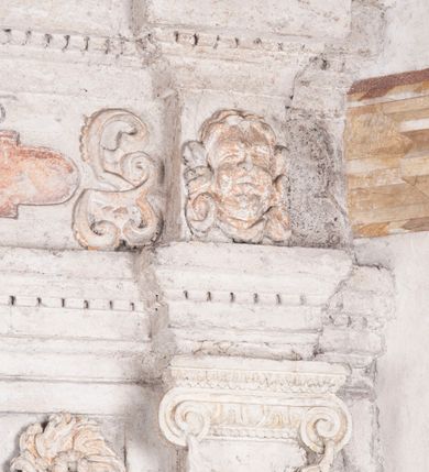 Zdjęcie nr 31: Zachowana dekoracja malarska znajduje się w tzw. starej zakrystii, określanej także jako oratorium królewskie. Dobudowano ją od północy do prezbiterium niepołomickiego kościoła. Jest to niewielka budowla na rzucie wydłużonego prostokąta, nakryta trójprzęsłowym krzyżowo-żebrowym sklepieniem, od wschodu zamknięta dwubocznie. Od zachodu w narożniku południowym widoczne jest załamanie muru, tworzącego dwie ściany wieżyczki schodowej. Do jej wnętrza prowadzi ostrołukowy portal. Oratorium oświetlają trzy ostrołukowe okna. Tylko czwarte, obecnie zamurowane, przeprute w murze północno-wschodnim pochodzi z czasów budowy kościoła. Stara zakrystia połączona jest z kościołem za pomocą ostrołukowego, profilowanego kamiennego portalu umieszczonego w środkowym przęśle ściany południowej. Na sklepieniu znajdują się rzeźbione zworniki z przedstawieniem w przęśle wschodnim głowy Chrystusa w nimbie krzyżowym, w środkowym maski liściastej, a w zachodnim motywów roślinnych. Podobnie rzeźbione motywy roślinne  pokrywają wsporniki, na które spływają żebra. 
Zachowana polichromia tworzy z architekturą starej zakrystii harmonijną całość. Białe wysklepki sklepień otoczone są wielobarwnymi, namalowanymi wzdłuż żeber, iluzjonistyczno-geometrycznymi pasami imitującymi kamienne inkrustacje w typie "arte cosmatesca". Pierwotnie polichromowane były także same żebra oraz rzeźbione zworniki i wsporniki. Pionowym rytmom barwnych pasów przeciwstawiają się na ścianie wschodniej, południowej i zachodniej dwa poziome, iluzjonistyczne malowane fryzy. Górny, w odcieniach brązów jest szerszy i przypomina gzyms. Przebiega w połowie wysokości ścian, na poziomie wsporników. Poniżej znajduje się drugi, o połowę węższy, skomponowany z wielobarwnych geometrycznych rozet w rombowych polach. Fryzy wyznaczają trzy strefy dekoracji. Dolny pas uległ zniszczeniu za wyjątkiem niewielkiego fragmentu iluzjonistycznie malowanej konsolki na ścianie południowej. Dla strefy środkowej głównej tło stanowi niebieska barwa. Niestety oba te pasy obecnie są mocno uszkodzone. 
Pierwotnie pas środkowy ścian zajmowały naturalnej wielkości postacie kobiece, ujęte powyżej kolan. Z namalowanych dwunastu świętych do naszych czasów przetrwało sześć - w całości cztery (na ścianie wschodniej, południowej i zachodniej) oraz jedna bez głowy (ściana południowa) i jedna w połowie (ściana zachodnia). Są to jasno lub ciemnowłose młode kobiety, trzymające palmy męczeństwa. Ubrane są w suknie z narzuconymi płaszczami w kolorach żółtym, oliwkowym, różowym, liliowym, brązowym i błękitnym. Jedna z nich, wyobrażona ponad wejściem na klatkę schodową w wieżyczce, jest ukazana jako kobieta w podeszłym wieku z okrytą głową i dłońmi uniesionymi na wysokość piersi w geście orantki. Głowy męczennic i orantki okalają plastycznie, tłoczone w zaprawie nimby zdobione promieniami. Na niektórych głowach dziewic zachowały się ślady namalowanych brązową farbą koron o niskich sterczynach w kształcie heraldycznych lilii. 
W ścianie północno-wschodniej dwubocznego zamknięcia znajduje się obecnie zamurowane lancetowate, ostrołukowe okno z fragmentami polichromii w glifie okiennym. Pierwotnie tworzyło ją dziesięć czterolistnych obramowań wpisanych w romby, umieszczonych jeden nad drugim. Przedstawiono w nich w półpostaci aniołów z głowami otoczonymi nimbami. W dolnej części okno do  poziomu gotyckich wsporników otacza iluzjonistycznie malowana dekoracja utworzona z motywów kamiennych płyt.  
W górnej strefie oratorium wyobrażono cykl hagiograficzny, składający się z sześciu scen namalowanych w ostrołukowych polach, wyznaczonych łukami tarczowymi sklepień i ujętych w obramienia z plastycznie malowanych zębów. Ograniczający je od dołu, iluzjonistycznie malowany, jakby wystający gzyms nadaje przedstawieniom teatralną głębie. 
Na ścianie południowo-wschodniej przedstawiono bliżej niezidentyfikowaną scenę męczeństwa. Na tle ochrowo-żółtej architektury ukazano z lewej strony na pierwszym planie grupę  rycerzy, z których dwóch widocznych jest w całej postaci w średniowiecznych zbrojach stylizowanych na rzymskie, w hełmach i z ostrołukowymi tarczami trzymanymi w lewych rękach. Ich odzież ma kolor błękitny, granatowy, czerwony, fioletowy, cynobrowy. Rycerze lekko unoszą głowy w stronę półpostaci wychylającej się z okna loggi w górnej części architektury. Był to zapewne władca, dziś jego postać zachowała się tylko fragmentarycznie. Postać z okna wskazuje palcem na centralnie ukazany kocioł zawieszony pod arkadą, stanowiącą część architektury tła. Widoczna w nim jest w półpostaci jasnowłosa kobieta w białej sukni na ramiączkach z modlitewnie złożonymi rękami na piersi. Jej głowę otacza nimb. Kocioł wisi na haku za półokrągły uchwyt, pod nim pali się ognisko. Z prawej strony kotła widoczna jest fragmentarycznie zachowana postać rycerza w zbroi, który oburącz długim kijem miesza w kotle. 
Na prawo od sceny męczeństwa na ścianie południowej namalowano scenę określaną jako "przed władcą". W centrum przedstawienia na tle architektury wyobrażono tron z zasiadającym na nim władcą. Jest to brodaty mężczyzna ukazany z profilu z koroną na głowie, który w prawej dłoni unosi berło skierowane w stronę przyprowadzonej do niego kobiety. Tron i architektoniczne jego obramienie malowane jest w kolorach brązu i ochry. Jego zaplecek dekoruje zawieszona pasiasta tkanina. Ciemnowłosy władca ubrany jest w turkusową szatę z narzuconym na ramiona brązowym płaszczem. Za tronem z lewej strony stoi paź o kędzierzawej fryzurze wsparty na trzymanym ostrzem w dół mieczu. Stojąca przed władcą kobieta ubrana jest w czerwoną długą suknię. Ma jasne włosy, a jej głowę okala nimb. Ręce ma skrzyżowane i związane na wysokości pasa. Obok niej stoi inna postać także w długiej szacie, z uniesioną prawą dłonią. Za świętą widoczne są inne postacie, niestety skala zniszczenia malowidła uniemożliwia ich opis i identyfikację. 
Trzecie malowidło, usytuowane nad wejściem do oratorium, ukazuje scenę dysputyt. W centrum przedstawienia pod architektonicznym zadaszeniem w formie portyku lub altany o kasetonowym stropie, wspartym na dwóch czworobocznych filarach, ukazano widoczne z profilu trzy siedzące  kobiety. Jedna z lewej strony a dwie naprzeciwko z prawej. Kobieta z lewej  ma odkryte jasne, długie włosy. Jej głowę otacza nimb. Na wysokość piersi unosi obie dłonie, sprawiając wrażenie, jakby w nich trzymała owalny przedmiot. Ubrana jest w ciemnoczerwoną długą suknię, zakrywającą nogi. Naprzeciw niej siedzą dwie inne niewiasty o długich, jasnych włosach w prostych koronach na głowach. Jedna z nich unosi swoją prawą rękę. Obie ubrane są w długie suknie w kolorze ochry. Za nimi pomiędzy filarami widoczna jest rozpięta zasłona w pionowe oliwkowe, zielone, białe i czerwone pasy. Na podłodze leży dywan dekorowany w żółte, zielone, niebieskie i czerwone pasy. 
Mocno zniszczone w dolnej części czwarte przedstawienie ilustruje scenę chłosty. Z lewej strony kompozycji wyobrażono budowlę z architektoniczną loggią, z której w półpostaci wychyla się władca. W prawej ręce poziomo trzyma berło skierowane w stronę grupy osób, za którymi wykonywana jest kara chłosty. Władca, podobnie jak w drugiej scenie, został ukazany jako mężczyzna o ciemnym zaroście i takich samych włosach. Na głowie ma koronę. Ubrany jest w brązowe szaty o różnych odcieniach. Centralnie przedstawioną stłoczoną grupę tworzy czterech żołnierzy oraz starszy mężczyzna w zawoju na głowie z siwą, długą brodą. Żołnierze mają zbroje i hełmy. Jeden z nich, najbliżej stojący z lewej przedstawiony został w profilu z głową i prawą ręką skierowaną w stronę króla. Także w stronę władcy zwrócony jest mężczyzna w zawoju na głowie z dwiema dłońmi uniesionymi na wysokość piersi. Z prawej strony kompozycji namalowano, dziś fragmentarycznie zachowany, rodzaj drewnianej szubienicy, utworzonej z poprzecznie zawieszonego na drewnianych podporach drążka. Nad dróżką do góry nogami wisi postać (dziś zniszczona), z której zachowały się jedynie stopy związane w kostkach sznurem. W jej stronę zwraca się jeden z żołnierzy ze środkowej grupy. Po prawej stronie szubienicy widoczna jest część postaci oprawcy, z której zachował się tylko fragment głowy oraz uniesiona lewa ręka z drewnianą pałką. 
Dwie ostatnie sceny umieszczono na zachodnim murze oratorium. Pierwsza z nich przedstawia strącenie bożka i została połączona z drugą ukazującą uwolnienia z więzienia. Część centralną kompozycji stanowi potrzaskana, wywracająca się kolumna, z której spada szatan w postaci żywego demona pokrytego sierścią. Strącił go widoczny w półpostaci w górnej części malowidła anioł trzymający w prawej ręce miecz. Z lewej strony kompozycji  klęczy na skalistej ziemi święta ubrana w długą ciemnoczerwoną suknię. Niestety nie zachowała się górna część jej postaci. Za nią stoi stłoczona grupa przerażonych świadków tego wydarzenia. Natomiast z prawej strony malowidła wyobrażono scenę uwolnienia z więzienia. Jej zasadniczym elementem jest architektoniczna struktura nawiązująca kształtem do wieży mieszkalnej, więzienia bądź bramy miejskiej. Święta ze związanymi rękami w ciemnoczerwonej sukni wychodzi z niej z prawej strony. W centrum budowli widoczne jest półokrągłe okno, a w nim zapewne jej popiersie o długich jasnych włosach, trzymające w dłoniach jakiś przedmiot. Wszystkie sceny cyklu w jedną całość wiąże gładkie niebieskie tło. Niezachowana kompozycja polichromii na ścianie północnej musiała odbiegać swym układem od pozostałych ścian. Płaszczyzna ścian została podzielona za pomocą węższego dolnego fryzu na dwie strefy. Górną część najprawdopodobniej zajmowały duże postacie stojące (fragment jednej z nich zachował się w sąsiedztwie okna w ścianie północno-wschodniej). Pod fryzem w części dolnej najprawdopodobniej była namalowana iluzjonistycznie wisząca kotara.   
    




