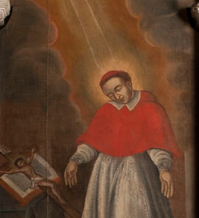 Zdjęcie nr 3: Obraz uzyskał kształt stojącego prostokąta zamkniętego łukiem pełnym. Na tle schematycznie malowanych żółtoszarych obłoków oraz promieni padajacych z prawego, górnego rogu ukazano umierającego św. Karola Boromeusza. Jeden z promieni wyraźnie oświetla Boromeusza. Święty został przedstawiony klęcząc w całej postaci, zwrócony w trzech czwartych w prawo. Ma omdlałe ramiona oraz opuszczoną głowę na piersi. Jego twarz jest owalna z dużym zakrzywionym nosem, zamkniętymi oczami i wąskimi ustami. Ubrany jest w strój kardynalski, purpurową sutannę, mucet i piuskę oraz białą komżę. U jego stóp leży kapelusz kardynalski oraz ukośnie ułożony krzyż arcybiskupi. Po prawej stronie ukazano stół nakryty tkaniną w kolorze ciemnozgniłej zieleni. Na nim leży otwarta księga na środku której widnieje drewniany krucyfiks.  
Ponad obrazem na łuku archiwolty widnieje czerwony napis łaciński: Beati mortui qui in Domino meriantur [powinno być - moriuntur] Apocal[ypssis]. Cap[ut]: 14 vers[us].13. Na dolnej krawędzi arkady umieszczono czerwony napis polski: Klęczące prawie życie, świętego Karola / więc klęczący umiera łaska Boska woła.