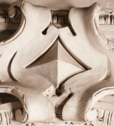 Zdjęcie nr 6: Obraz uzyskał kształt stojącego prostokąta zamkniętego łukiem pełnym. Na tle schematycznie malowanych żółtoszarych obłoków oraz promieni padajacych z prawego, górnego rogu ukazano umierającego św. Karola Boromeusza. Jeden z promieni wyraźnie oświetla Boromeusza. Święty został przedstawiony klęcząc w całej postaci, zwrócony w trzech czwartych w prawo. Ma omdlałe ramiona oraz opuszczoną głowę na piersi. Jego twarz jest owalna z dużym zakrzywionym nosem, zamkniętymi oczami i wąskimi ustami. Ubrany jest w strój kardynalski, purpurową sutannę, mucet i piuskę oraz białą komżę. U jego stóp leży kapelusz kardynalski oraz ukośnie ułożony krzyż arcybiskupi. Po prawej stronie ukazano stół nakryty tkaniną w kolorze ciemnozgniłej zieleni. Na nim leży otwarta księga na środku której widnieje drewniany krucyfiks.  
Ponad obrazem na łuku archiwolty widnieje czerwony napis łaciński: Beati mortui qui in Domino meriantur [powinno być - moriuntur] Apocal[ypssis]. Cap[ut]: 14 vers[us].13. Na dolnej krawędzi arkady umieszczono czerwony napis polski: Klęczące prawie życie, świętego Karola / więc klęczący umiera łaska Boska woła.