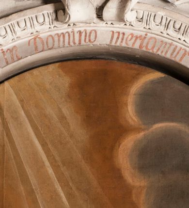 Zdjęcie nr 5: Obraz uzyskał kształt stojącego prostokąta zamkniętego łukiem pełnym. Na tle schematycznie malowanych żółtoszarych obłoków oraz promieni padajacych z prawego, górnego rogu ukazano umierającego św. Karola Boromeusza. Jeden z promieni wyraźnie oświetla Boromeusza. Święty został przedstawiony klęcząc w całej postaci, zwrócony w trzech czwartych w prawo. Ma omdlałe ramiona oraz opuszczoną głowę na piersi. Jego twarz jest owalna z dużym zakrzywionym nosem, zamkniętymi oczami i wąskimi ustami. Ubrany jest w strój kardynalski, purpurową sutannę, mucet i piuskę oraz białą komżę. U jego stóp leży kapelusz kardynalski oraz ukośnie ułożony krzyż arcybiskupi. Po prawej stronie ukazano stół nakryty tkaniną w kolorze ciemnozgniłej zieleni. Na nim leży otwarta księga na środku której widnieje drewniany krucyfiks.  
Ponad obrazem na łuku archiwolty widnieje czerwony napis łaciński: Beati mortui qui in Domino meriantur [powinno być - moriuntur] Apocal[ypssis]. Cap[ut]: 14 vers[us].13. Na dolnej krawędzi arkady umieszczono czerwony napis polski: Klęczące prawie życie, świętego Karola / więc klęczący umiera łaska Boska woła.