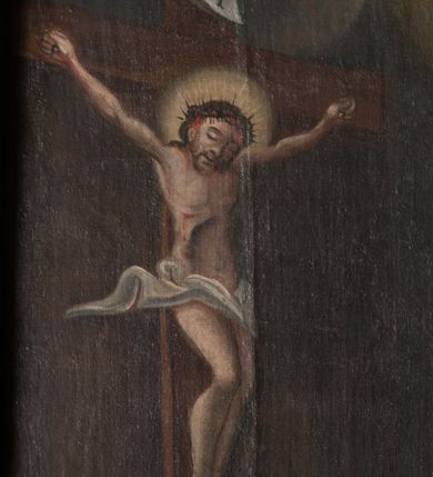 Zdjęcie nr 9: Obraz uzyskał kształt stojącego prostokąta zamkniętego półkoliście. W komnacie przed wizerunkiem Chrystusa Ukrzyżowanego klęczy w całej postaci biczujący się św. Karol Boromeusz. Za nim widoczna jest kolumna oraz fragment arkady oraz w głębi półkolisty otwór. Święty klęczy zwrócony w trzech czwartych w prawo. W lewej ręce trzyma dyscyplinę, a prawą unosi na wysokość piersi. Jego twarz charakteryzuje smutny wyraz oraz charakterystycznie wydatny nos. Ma półprzymknięte oczy i czerwone usta. Na głowie widoczna jest tonsura wycięta spośród krótkich, nieznacznie kręconych ciemnobrązowych włosów. Boromeusz ma na sobie strój kardynalski, który rozpięty obnaża jego lewe ramie. U jego stóp leży kapelusz kardynalski. Po prawej stronie ukazany został stół przekryty szarogrynszpanową tkaniną, na którym stoi drewniany krucyfiks z naturalistycznie wyobrażonym Ukrzyżowanym Chrystusem. Przed cokołem krucyfiksu leży czaszką. W prawym, górnym rogu obrazu widoczne są na tle białoszarych obłoków złote promienie padające na Świętego.
Ponad obrazem na archiwolcie arkady widnieje czerwony napis łaciński: Virga tua et baculus tuus ipsa me consolata sunt Psalm 22 [4]. Poniżej obrazu na dolnej krawędzi arkady znajduje się czerwony napis polski: Karze częstokroć Karol swe niewinne ciało / by tak ćwiczone prędzey niebu się dostało. 