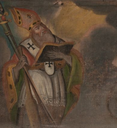 Zdjęcie nr 2: Obraz uzyskał kształt leżącego prostokąta. Na tle złocistoszarych obłoków odsłaniających niewielką sekwencję pejzażową z motywem oddalonej budowli przedstawiono św. Wojciecha. Stojący święty został ukazany do kolan w ujęciu w trzech czwartych. Ma lekko uniesioną głowę skierowaną w stronę snopa świetlistych promieni wychodzących z szarobiałych obłoków. Prawą ręką podtrzymuje krzyż metropolitalny, włócznię oraz wiosło z piórem skierowane ku dołowi. W lewej natomiast trzyma otwartą księgę. Ubrany jest w strój pontyfikalny – fioletowoszarą sutannę, białą komżę i liturgiczną złotą kapę podbitą zielenią z nałożonym na niej paliuszem. Na głowie ma infułę zdobioną imitacją kamieni szlachetnych, a na rękach pontyfikalne rękawiczki dekorowane krzyżykiem. Jego twarz posiada rysy starszego mężczyzny z zakrzywionym nosem, lekko uśmiechniętymi ustami oraz czarnymi oczami. Okala ją długa, siwa broda.