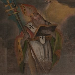 Zdjęcie nr 1: Obraz uzyskał kształt leżącego prostokąta. Na tle złocistoszarych obłoków odsłaniających niewielką sekwencję pejzażową z motywem oddalonej budowli przedstawiono św. Wojciecha. Stojący święty został ukazany do kolan w ujęciu w trzech czwartych. Ma lekko uniesioną głowę skierowaną w stronę snopa świetlistych promieni wychodzących z szarobiałych obłoków. Prawą ręką podtrzymuje krzyż metropolitalny, włócznię oraz wiosło z piórem skierowane ku dołowi. W lewej natomiast trzyma otwartą księgę. Ubrany jest w strój pontyfikalny – fioletowoszarą sutannę, białą komżę i liturgiczną złotą kapę podbitą zielenią z nałożonym na niej paliuszem. Na głowie ma infułę zdobioną imitacją kamieni szlachetnych, a na rękach pontyfikalne rękawiczki dekorowane krzyżykiem. Jego twarz posiada rysy starszego mężczyzny z zakrzywionym nosem, lekko uśmiechniętymi ustami oraz czarnymi oczami. Okala ją długa, siwa broda.