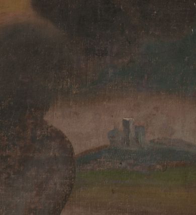 Zdjęcie nr 4: Obraz uzyskał kształt leżącego prostokąta. Na tle złocistoszarych obłoków odsłaniających niewielką sekwencję pejzażową z motywem oddalonej budowli przedstawiono św. Wojciecha. Stojący święty został ukazany do kolan w ujęciu w trzech czwartych. Ma lekko uniesioną głowę skierowaną w stronę snopa świetlistych promieni wychodzących z szarobiałych obłoków. Prawą ręką podtrzymuje krzyż metropolitalny, włócznię oraz wiosło z piórem skierowane ku dołowi. W lewej natomiast trzyma otwartą księgę. Ubrany jest w strój pontyfikalny – fioletowoszarą sutannę, białą komżę i liturgiczną złotą kapę podbitą zielenią z nałożonym na niej paliuszem. Na głowie ma infułę zdobioną imitacją kamieni szlachetnych, a na rękach pontyfikalne rękawiczki dekorowane krzyżykiem. Jego twarz posiada rysy starszego mężczyzny z zakrzywionym nosem, lekko uśmiechniętymi ustami oraz czarnymi oczami. Okala ją długa, siwa broda.