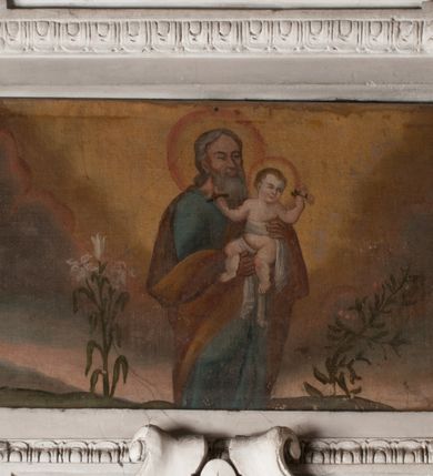 Zdjęcie nr 10: Obraz wykonano w kształcie stojącego prostokąta, zamkniętego łukiem pełnym. Na pierwszym planie wyobrażono spieszącego z kapłańską posługą na rzecz chorych na dżumę św. Karola Boromeusza. Święty zwrócony jest w trzech czwartych w prawo, został przedstawiony z twarzą ukazaną z profilu. Prawą rękę unosi na wysokość piersi w geście błogosławieństwa, w lewej trzyma drewniany krucyfiks. Ma twarz o lekko zniekształconych rysach bez zarostu z wydatnym, okrągłym czołem, dużym zakrzywionym nosem, jasnoczerwonymi ustami oraz półprzymkniętymi oczami, okoloną krótkimi, brązowymi włosami. Głowę otacza świetlisty nimb. Święty ubrany jest w purpurową sutannę, mucet, piuskę, białą komżę oraz złotą stułę przewieszoną przez ramiona. Za nim, po lewej stronie, przedstawiono towarzyszącego mu młodego księdza w czarnej sutannie i białej komży. Duchowny w prawej ręce trzyma kropidło, a w lewej kociołek z wodą święconą. Ma twarz o beżowo-szarej karnacji z szerokim nosem, ciemnymi oczami i jasnoczerwonymi ustami. Jego brązowe włosy opadające puklami na ramiona zaczesane są za uszy. Po prawej stronie ukazano trzech leżących mężczyzn zarażonych dżumą, do których zwraca się święty. Mężczyzna przedstawiony najbliżej św. Karola leży z lekko ugiętymi w kolanach nogami i ze skrzyżowanymi rękami na piersi. Ma twarz o zniekształconych rysach, z ciemnobeżowo-brązową karnacją, półprzymkniętymi oczami, lekko zakrzywionym nosem, brązowymi ustami, okoloną krótkimi brązowymi włosami. Ubrany jest w bladoniebieską koszulę z rękawami sięgającymi jego łokci i jasne spodnie odsłaniające kolana. Oparty jest o tylko częściowo widoczne za nim dwie leżące postacie, być może już zmarłe, w podobnych koszulach z zamkniętymi oczami. Na drugim planie widać cztery rozrzucone ciała leżące na niskich pagórkach z dwoma drewnianymi dachami. Z lewej strony dwie postacie niosą ciało na noszach. Tłem dla całej kompozycji jest pejzaż z rozłożystym drzewem, rosnącymi w oddali w rzędzie cyprysami i zaroślami, domami po prawej oraz kościołem na planie centralnym z kopułą i latarnią po lewej. Ponad obrazem na archiwolcie stiukowej arkady widnieje czerwony napis: „Infirmos curate Mat[theus]: Ca[put] 10 vers[us]: 8”. Natomiast podobny napis w języku polskim znajduje się na dolnej krawędzi niszy: „Zarażonym powietrzem. Karol usługuje / Że się nie boi śmierci Męstwo pokazuje”.