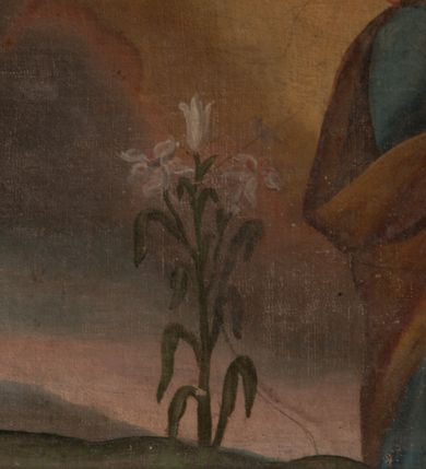 Zdjęcie nr 5: Obraz wykonano w kształcie stojącego prostokąta, zamkniętego łukiem pełnym. Na pierwszym planie wyobrażono spieszącego z kapłańską posługą na rzecz chorych na dżumę św. Karola Boromeusza. Święty zwrócony jest w trzech czwartych w prawo, został przedstawiony z twarzą ukazaną z profilu. Prawą rękę unosi na wysokość piersi w geście błogosławieństwa, w lewej trzyma drewniany krucyfiks. Ma twarz o lekko zniekształconych rysach bez zarostu z wydatnym, okrągłym czołem, dużym zakrzywionym nosem, jasnoczerwonymi ustami oraz półprzymkniętymi oczami, okoloną krótkimi, brązowymi włosami. Głowę otacza świetlisty nimb. Święty ubrany jest w purpurową sutannę, mucet, piuskę, białą komżę oraz złotą stułę przewieszoną przez ramiona. Za nim, po lewej stronie, przedstawiono towarzyszącego mu młodego księdza w czarnej sutannie i białej komży. Duchowny w prawej ręce trzyma kropidło, a w lewej kociołek z wodą święconą. Ma twarz o beżowo-szarej karnacji z szerokim nosem, ciemnymi oczami i jasnoczerwonymi ustami. Jego brązowe włosy opadające puklami na ramiona zaczesane są za uszy. Po prawej stronie ukazano trzech leżących mężczyzn zarażonych dżumą, do których zwraca się święty. Mężczyzna przedstawiony najbliżej św. Karola leży z lekko ugiętymi w kolanach nogami i ze skrzyżowanymi rękami na piersi. Ma twarz o zniekształconych rysach, z ciemnobeżowo-brązową karnacją, półprzymkniętymi oczami, lekko zakrzywionym nosem, brązowymi ustami, okoloną krótkimi brązowymi włosami. Ubrany jest w bladoniebieską koszulę z rękawami sięgającymi jego łokci i jasne spodnie odsłaniające kolana. Oparty jest o tylko częściowo widoczne za nim dwie leżące postacie, być może już zmarłe, w podobnych koszulach z zamkniętymi oczami. Na drugim planie widać cztery rozrzucone ciała leżące na niskich pagórkach z dwoma drewnianymi dachami. Z lewej strony dwie postacie niosą ciało na noszach. Tłem dla całej kompozycji jest pejzaż z rozłożystym drzewem, rosnącymi w oddali w rzędzie cyprysami i zaroślami, domami po prawej oraz kościołem na planie centralnym z kopułą i latarnią po lewej. Ponad obrazem na archiwolcie stiukowej arkady widnieje czerwony napis: „Infirmos curate Mat[theus]: Ca[put] 10 vers[us]: 8”. Natomiast podobny napis w języku polskim znajduje się na dolnej krawędzi niszy: „Zarażonym powietrzem. Karol usługuje / Że się nie boi śmierci Męstwo pokazuje”.