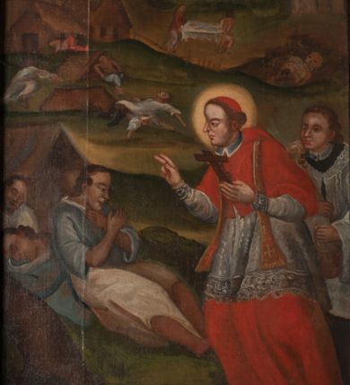 Zdjęcie nr 1: Obraz wykonano w kształcie stojącego prostokąta, zamkniętego łukiem pełnym. Na pierwszym planie wyobrażono spieszącego z kapłańską posługą na rzecz chorych na dżumę św. Karola Boromeusza. Święty zwrócony jest w trzech czwartych w prawo, został przedstawiony z twarzą ukazaną z profilu. Prawą rękę unosi na wysokość piersi w geście błogosławieństwa, w lewej trzyma drewniany krucyfiks. Ma twarz o lekko zniekształconych rysach bez zarostu z wydatnym, okrągłym czołem, dużym zakrzywionym nosem, jasnoczerwonymi ustami oraz półprzymkniętymi oczami, okoloną krótkimi, brązowymi włosami. Głowę otacza świetlisty nimb. Święty ubrany jest w purpurową sutannę, mucet, piuskę, białą komżę oraz złotą stułę przewieszoną przez ramiona. Za nim, po lewej stronie, przedstawiono towarzyszącego mu młodego księdza w czarnej sutannie i białej komży. Duchowny w prawej ręce trzyma kropidło, a w lewej kociołek z wodą święconą. Ma twarz o beżowo-szarej karnacji z szerokim nosem, ciemnymi oczami i jasnoczerwonymi ustami. Jego brązowe włosy opadające puklami na ramiona zaczesane są za uszy. Po prawej stronie ukazano trzech leżących mężczyzn zarażonych dżumą, do których zwraca się święty. Mężczyzna przedstawiony najbliżej św. Karola leży z lekko ugiętymi w kolanach nogami i ze skrzyżowanymi rękami na piersi. Ma twarz o zniekształconych rysach, z ciemnobeżowo-brązową karnacją, półprzymkniętymi oczami, lekko zakrzywionym nosem, brązowymi ustami, okoloną krótkimi brązowymi włosami. Ubrany jest w bladoniebieską koszulę z rękawami sięgającymi jego łokci i jasne spodnie odsłaniające kolana. Oparty jest o tylko częściowo widoczne za nim dwie leżące postacie, być może już zmarłe, w podobnych koszulach z zamkniętymi oczami. Na drugim planie widać cztery rozrzucone ciała leżące na niskich pagórkach z dwoma drewnianymi dachami. Z lewej strony dwie postacie niosą ciało na noszach. Tłem dla całej kompozycji jest pejzaż z rozłożystym drzewem, rosnącymi w oddali w rzędzie cyprysami i zaroślami, domami po prawej oraz kościołem na planie centralnym z kopułą i latarnią po lewej. Ponad obrazem na archiwolcie stiukowej arkady widnieje czerwony napis: „Infirmos curate Mat[theus]: Ca[put] 10 vers[us]: 8”. Natomiast podobny napis w języku polskim znajduje się na dolnej krawędzi niszy: „Zarażonym powietrzem. Karol usługuje / Że się nie boi śmierci Męstwo pokazuje”.