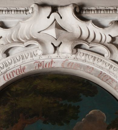 Zdjęcie nr 13: Obraz wykonano w kształcie stojącego prostokąta, zamkniętego łukiem pełnym. Na pierwszym planie wyobrażono spieszącego z kapłańską posługą na rzecz chorych na dżumę św. Karola Boromeusza. Święty zwrócony jest w trzech czwartych w prawo, został przedstawiony z twarzą ukazaną z profilu. Prawą rękę unosi na wysokość piersi w geście błogosławieństwa, w lewej trzyma drewniany krucyfiks. Ma twarz o lekko zniekształconych rysach bez zarostu z wydatnym, okrągłym czołem, dużym zakrzywionym nosem, jasnoczerwonymi ustami oraz półprzymkniętymi oczami, okoloną krótkimi, brązowymi włosami. Głowę otacza świetlisty nimb. Święty ubrany jest w purpurową sutannę, mucet, piuskę, białą komżę oraz złotą stułę przewieszoną przez ramiona. Za nim, po lewej stronie, przedstawiono towarzyszącego mu młodego księdza w czarnej sutannie i białej komży. Duchowny w prawej ręce trzyma kropidło, a w lewej kociołek z wodą święconą. Ma twarz o beżowo-szarej karnacji z szerokim nosem, ciemnymi oczami i jasnoczerwonymi ustami. Jego brązowe włosy opadające puklami na ramiona zaczesane są za uszy. Po prawej stronie ukazano trzech leżących mężczyzn zarażonych dżumą, do których zwraca się święty. Mężczyzna przedstawiony najbliżej św. Karola leży z lekko ugiętymi w kolanach nogami i ze skrzyżowanymi rękami na piersi. Ma twarz o zniekształconych rysach, z ciemnobeżowo-brązową karnacją, półprzymkniętymi oczami, lekko zakrzywionym nosem, brązowymi ustami, okoloną krótkimi brązowymi włosami. Ubrany jest w bladoniebieską koszulę z rękawami sięgającymi jego łokci i jasne spodnie odsłaniające kolana. Oparty jest o tylko częściowo widoczne za nim dwie leżące postacie, być może już zmarłe, w podobnych koszulach z zamkniętymi oczami. Na drugim planie widać cztery rozrzucone ciała leżące na niskich pagórkach z dwoma drewnianymi dachami. Z lewej strony dwie postacie niosą ciało na noszach. Tłem dla całej kompozycji jest pejzaż z rozłożystym drzewem, rosnącymi w oddali w rzędzie cyprysami i zaroślami, domami po prawej oraz kościołem na planie centralnym z kopułą i latarnią po lewej. Ponad obrazem na archiwolcie stiukowej arkady widnieje czerwony napis: „Infirmos curate Mat[theus]: Ca[put] 10 vers[us]: 8”. Natomiast podobny napis w języku polskim znajduje się na dolnej krawędzi niszy: „Zarażonym powietrzem. Karol usługuje / Że się nie boi śmierci Męstwo pokazuje”.