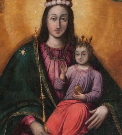 Zdjęcie nr 5: Obraz w formie stojącego prostokąta zamkniętego łukiem półkolistym. W centrum siedząca Matka Boska ukazana do kolan, frontalnie, lewym ramieniem obejmuje siedzące na jej kolanie Dzieciątko, w prawej ręce z przodu trzyma berło. Twarz ma owalną, o delikatnych rysach, dużych, migdałowatych oczach, długim, prostym nosie i niewielkich, pełnych ustach, okoloną długimi brązowymi włosami, opadającymi na ramiona. Ubrana jest w różową suknię, marszczoną przy dekolcie, z dekoracyjną lamówką oraz w obfity ciemnoniebieski płaszcz zarzucony na ramiona i opadający na kolana, ze złoconą lamówką i gwiazdą na prawym barku. Na głowie ma koronę otwartą, wokół nimb gwieździsty. Dzieciątko w pozycji siedzącej, zwrócone w trzech czwartych w prawo, w lewej ręce trzyma jabłko królewskie, prawą unosi w geście błogosławieństwa. Twarz ma kwadratową o pełnych policzkach, migdałowatych oczach, małym nosie i pełnych ustach, okoloną jasnymi, kręconymi włosami. Ubrane jest w fioletową tunikę oraz czerwony płaszcz przerzucony przez kolana. Na głowie ma koronę otwartą. Postacie ukazane na pomarańczowo-brązowym tle, koncentrycznie rozjaśnionym wokół głowy Marii, którą flankują dwa niewielkie anioły z rękami złożonymi w geście modlitwy. Obraz ujęty ornamentalną ramą utworzoną z wici roślinnej przeplatanej kwiatami, tworzącą nad łukiem szczyt z medalionem w wieńcu laurowym, ze skrzyżowanymi laskami marszałkowskimi w polu zwieńczonym koroną zamkniętą. W dolnej partii ramy płaskorzeźbione przedstawienie Chrystusa i Samarytanki przy studni z inicjałami „T(homas) O(linski) D(ecanus) W(ielicensis) P(lebanus) N(iepolomicensis) V(ir) I(llustris)”. 

