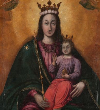 Zdjęcie nr 1: Obraz w formie stojącego prostokąta zamkniętego łukiem półkolistym. W centrum siedząca Matka Boska ukazana do kolan, frontalnie, lewym ramieniem obejmuje siedzące na jej kolanie Dzieciątko, w prawej ręce z przodu trzyma berło. Twarz ma owalną, o delikatnych rysach, dużych, migdałowatych oczach, długim, prostym nosie i niewielkich, pełnych ustach, okoloną długimi brązowymi włosami, opadającymi na ramiona. Ubrana jest w różową suknię, marszczoną przy dekolcie, z dekoracyjną lamówką oraz w obfity ciemnoniebieski płaszcz zarzucony na ramiona i opadający na kolana, ze złoconą lamówką i gwiazdą na prawym barku. Na głowie ma koronę otwartą, wokół nimb gwieździsty. Dzieciątko w pozycji siedzącej, zwrócone w trzech czwartych w prawo, w lewej ręce trzyma jabłko królewskie, prawą unosi w geście błogosławieństwa. Twarz ma kwadratową o pełnych policzkach, migdałowatych oczach, małym nosie i pełnych ustach, okoloną jasnymi, kręconymi włosami. Ubrane jest w fioletową tunikę oraz czerwony płaszcz przerzucony przez kolana. Na głowie ma koronę otwartą. Postacie ukazane na pomarańczowo-brązowym tle, koncentrycznie rozjaśnionym wokół głowy Marii, którą flankują dwa niewielkie anioły z rękami złożonymi w geście modlitwy. Obraz ujęty ornamentalną ramą utworzoną z wici roślinnej przeplatanej kwiatami, tworzącą nad łukiem szczyt z medalionem w wieńcu laurowym, ze skrzyżowanymi laskami marszałkowskimi w polu zwieńczonym koroną zamkniętą. W dolnej partii ramy płaskorzeźbione przedstawienie Chrystusa i Samarytanki przy studni z inicjałami „T(homas) O(linski) D(ecanus) W(ielicensis) P(lebanus) N(iepolomicensis) V(ir) I(llustris)”. 

