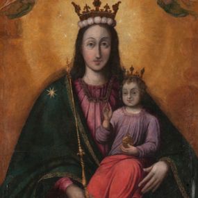 Zdjęcie nr 1: Obraz w formie stojącego prostokąta zamkniętego łukiem półkolistym. W centrum siedząca Matka Boska ukazana do kolan, frontalnie, lewym ramieniem obejmuje siedzące na jej kolanie Dzieciątko, w prawej ręce z przodu trzyma berło. Twarz ma owalną, o delikatnych rysach, dużych, migdałowatych oczach, długim, prostym nosie i niewielkich, pełnych ustach, okoloną długimi brązowymi włosami, opadającymi na ramiona. Ubrana jest w różową suknię, marszczoną przy dekolcie, z dekoracyjną lamówką oraz w obfity ciemnoniebieski płaszcz zarzucony na ramiona i opadający na kolana, ze złoconą lamówką i gwiazdą na prawym barku. Na głowie ma koronę otwartą, wokół nimb gwieździsty. Dzieciątko w pozycji siedzącej, zwrócone w trzech czwartych w prawo, w lewej ręce trzyma jabłko królewskie, prawą unosi w geście błogosławieństwa. Twarz ma kwadratową o pełnych policzkach, migdałowatych oczach, małym nosie i pełnych ustach, okoloną jasnymi, kręconymi włosami. Ubrane jest w fioletową tunikę oraz czerwony płaszcz przerzucony przez kolana. Na głowie ma koronę otwartą. Postacie ukazane na pomarańczowo-brązowym tle, koncentrycznie rozjaśnionym wokół głowy Marii, którą flankują dwa niewielkie anioły z rękami złożonymi w geście modlitwy. Obraz ujęty ornamentalną ramą utworzoną z wici roślinnej przeplatanej kwiatami, tworzącą nad łukiem szczyt z medalionem w wieńcu laurowym, ze skrzyżowanymi laskami marszałkowskimi w polu zwieńczonym koroną zamkniętą. W dolnej partii ramy płaskorzeźbione przedstawienie Chrystusa i Samarytanki przy studni z inicjałami „T(homas) O(linski) D(ecanus) W(ielicensis) P(lebanus) N(iepolomicensis) V(ir) I(llustris)”. 

