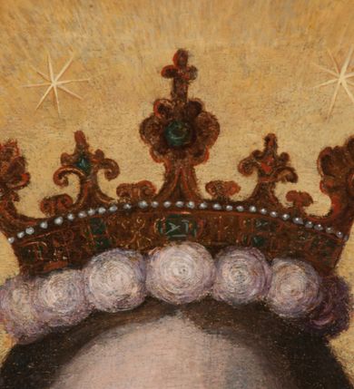 Zdjęcie nr 7: Obraz w formie stojącego prostokąta zamkniętego łukiem półkolistym. W centrum siedząca Matka Boska ukazana do kolan, frontalnie, lewym ramieniem obejmuje siedzące na jej kolanie Dzieciątko, w prawej ręce z przodu trzyma berło. Twarz ma owalną, o delikatnych rysach, dużych, migdałowatych oczach, długim, prostym nosie i niewielkich, pełnych ustach, okoloną długimi brązowymi włosami, opadającymi na ramiona. Ubrana jest w różową suknię, marszczoną przy dekolcie, z dekoracyjną lamówką oraz w obfity ciemnoniebieski płaszcz zarzucony na ramiona i opadający na kolana, ze złoconą lamówką i gwiazdą na prawym barku. Na głowie ma koronę otwartą, wokół nimb gwieździsty. Dzieciątko w pozycji siedzącej, zwrócone w trzech czwartych w prawo, w lewej ręce trzyma jabłko królewskie, prawą unosi w geście błogosławieństwa. Twarz ma kwadratową o pełnych policzkach, migdałowatych oczach, małym nosie i pełnych ustach, okoloną jasnymi, kręconymi włosami. Ubrane jest w fioletową tunikę oraz czerwony płaszcz przerzucony przez kolana. Na głowie ma koronę otwartą. Postacie ukazane na pomarańczowo-brązowym tle, koncentrycznie rozjaśnionym wokół głowy Marii, którą flankują dwa niewielkie anioły z rękami złożonymi w geście modlitwy. Obraz ujęty ornamentalną ramą utworzoną z wici roślinnej przeplatanej kwiatami, tworzącą nad łukiem szczyt z medalionem w wieńcu laurowym, ze skrzyżowanymi laskami marszałkowskimi w polu zwieńczonym koroną zamkniętą. W dolnej partii ramy płaskorzeźbione przedstawienie Chrystusa i Samarytanki przy studni z inicjałami „T(homas) O(linski) D(ecanus) W(ielicensis) P(lebanus) N(iepolomicensis) V(ir) I(llustris)”. 

