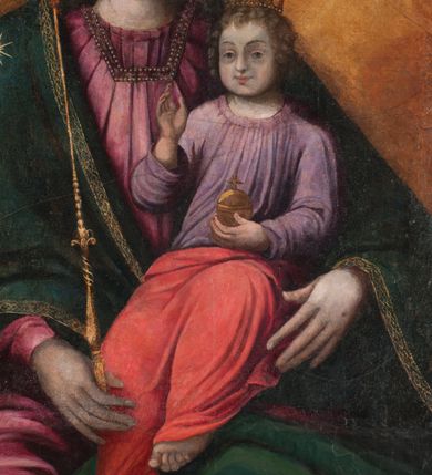 Zdjęcie nr 4: Obraz w formie stojącego prostokąta zamkniętego łukiem półkolistym. W centrum siedząca Matka Boska ukazana do kolan, frontalnie, lewym ramieniem obejmuje siedzące na jej kolanie Dzieciątko, w prawej ręce z przodu trzyma berło. Twarz ma owalną, o delikatnych rysach, dużych, migdałowatych oczach, długim, prostym nosie i niewielkich, pełnych ustach, okoloną długimi brązowymi włosami, opadającymi na ramiona. Ubrana jest w różową suknię, marszczoną przy dekolcie, z dekoracyjną lamówką oraz w obfity ciemnoniebieski płaszcz zarzucony na ramiona i opadający na kolana, ze złoconą lamówką i gwiazdą na prawym barku. Na głowie ma koronę otwartą, wokół nimb gwieździsty. Dzieciątko w pozycji siedzącej, zwrócone w trzech czwartych w prawo, w lewej ręce trzyma jabłko królewskie, prawą unosi w geście błogosławieństwa. Twarz ma kwadratową o pełnych policzkach, migdałowatych oczach, małym nosie i pełnych ustach, okoloną jasnymi, kręconymi włosami. Ubrane jest w fioletową tunikę oraz czerwony płaszcz przerzucony przez kolana. Na głowie ma koronę otwartą. Postacie ukazane na pomarańczowo-brązowym tle, koncentrycznie rozjaśnionym wokół głowy Marii, którą flankują dwa niewielkie anioły z rękami złożonymi w geście modlitwy. Obraz ujęty ornamentalną ramą utworzoną z wici roślinnej przeplatanej kwiatami, tworzącą nad łukiem szczyt z medalionem w wieńcu laurowym, ze skrzyżowanymi laskami marszałkowskimi w polu zwieńczonym koroną zamkniętą. W dolnej partii ramy płaskorzeźbione przedstawienie Chrystusa i Samarytanki przy studni z inicjałami „T(homas) O(linski) D(ecanus) W(ielicensis) P(lebanus) N(iepolomicensis) V(ir) I(llustris)”. 

