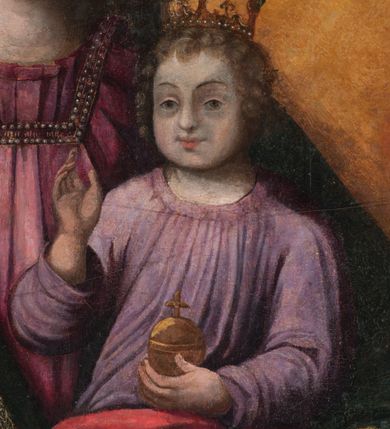 Zdjęcie nr 8: Obraz w formie stojącego prostokąta zamkniętego łukiem półkolistym. W centrum siedząca Matka Boska ukazana do kolan, frontalnie, lewym ramieniem obejmuje siedzące na jej kolanie Dzieciątko, w prawej ręce z przodu trzyma berło. Twarz ma owalną, o delikatnych rysach, dużych, migdałowatych oczach, długim, prostym nosie i niewielkich, pełnych ustach, okoloną długimi brązowymi włosami, opadającymi na ramiona. Ubrana jest w różową suknię, marszczoną przy dekolcie, z dekoracyjną lamówką oraz w obfity ciemnoniebieski płaszcz zarzucony na ramiona i opadający na kolana, ze złoconą lamówką i gwiazdą na prawym barku. Na głowie ma koronę otwartą, wokół nimb gwieździsty. Dzieciątko w pozycji siedzącej, zwrócone w trzech czwartych w prawo, w lewej ręce trzyma jabłko królewskie, prawą unosi w geście błogosławieństwa. Twarz ma kwadratową o pełnych policzkach, migdałowatych oczach, małym nosie i pełnych ustach, okoloną jasnymi, kręconymi włosami. Ubrane jest w fioletową tunikę oraz czerwony płaszcz przerzucony przez kolana. Na głowie ma koronę otwartą. Postacie ukazane na pomarańczowo-brązowym tle, koncentrycznie rozjaśnionym wokół głowy Marii, którą flankują dwa niewielkie anioły z rękami złożonymi w geście modlitwy. Obraz ujęty ornamentalną ramą utworzoną z wici roślinnej przeplatanej kwiatami, tworzącą nad łukiem szczyt z medalionem w wieńcu laurowym, ze skrzyżowanymi laskami marszałkowskimi w polu zwieńczonym koroną zamkniętą. W dolnej partii ramy płaskorzeźbione przedstawienie Chrystusa i Samarytanki przy studni z inicjałami „T(homas) O(linski) D(ecanus) W(ielicensis) P(lebanus) N(iepolomicensis) V(ir) I(llustris)”. 

