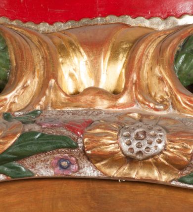 Zdjęcie nr 18: Obraz w formie stojącego prostokąta zamkniętego łukiem półkolistym. W centrum siedząca Matka Boska ukazana do kolan, frontalnie, lewym ramieniem obejmuje siedzące na jej kolanie Dzieciątko, w prawej ręce z przodu trzyma berło. Twarz ma owalną, o delikatnych rysach, dużych, migdałowatych oczach, długim, prostym nosie i niewielkich, pełnych ustach, okoloną długimi brązowymi włosami, opadającymi na ramiona. Ubrana jest w różową suknię, marszczoną przy dekolcie, z dekoracyjną lamówką oraz w obfity ciemnoniebieski płaszcz zarzucony na ramiona i opadający na kolana, ze złoconą lamówką i gwiazdą na prawym barku. Na głowie ma koronę otwartą, wokół nimb gwieździsty. Dzieciątko w pozycji siedzącej, zwrócone w trzech czwartych w prawo, w lewej ręce trzyma jabłko królewskie, prawą unosi w geście błogosławieństwa. Twarz ma kwadratową o pełnych policzkach, migdałowatych oczach, małym nosie i pełnych ustach, okoloną jasnymi, kręconymi włosami. Ubrane jest w fioletową tunikę oraz czerwony płaszcz przerzucony przez kolana. Na głowie ma koronę otwartą. Postacie ukazane na pomarańczowo-brązowym tle, koncentrycznie rozjaśnionym wokół głowy Marii, którą flankują dwa niewielkie anioły z rękami złożonymi w geście modlitwy. Obraz ujęty ornamentalną ramą utworzoną z wici roślinnej przeplatanej kwiatami, tworzącą nad łukiem szczyt z medalionem w wieńcu laurowym, ze skrzyżowanymi laskami marszałkowskimi w polu zwieńczonym koroną zamkniętą. W dolnej partii ramy płaskorzeźbione przedstawienie Chrystusa i Samarytanki przy studni z inicjałami „T(homas) O(linski) D(ecanus) W(ielicensis) P(lebanus) N(iepolomicensis) V(ir) I(llustris)”. 

