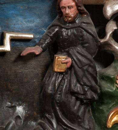 Zdjęcie nr 23: Obraz w formie stojącego prostokąta zamkniętego łukiem półkolistym. W centrum siedząca Matka Boska ukazana do kolan, frontalnie, lewym ramieniem obejmuje siedzące na jej kolanie Dzieciątko, w prawej ręce z przodu trzyma berło. Twarz ma owalną, o delikatnych rysach, dużych, migdałowatych oczach, długim, prostym nosie i niewielkich, pełnych ustach, okoloną długimi brązowymi włosami, opadającymi na ramiona. Ubrana jest w różową suknię, marszczoną przy dekolcie, z dekoracyjną lamówką oraz w obfity ciemnoniebieski płaszcz zarzucony na ramiona i opadający na kolana, ze złoconą lamówką i gwiazdą na prawym barku. Na głowie ma koronę otwartą, wokół nimb gwieździsty. Dzieciątko w pozycji siedzącej, zwrócone w trzech czwartych w prawo, w lewej ręce trzyma jabłko królewskie, prawą unosi w geście błogosławieństwa. Twarz ma kwadratową o pełnych policzkach, migdałowatych oczach, małym nosie i pełnych ustach, okoloną jasnymi, kręconymi włosami. Ubrane jest w fioletową tunikę oraz czerwony płaszcz przerzucony przez kolana. Na głowie ma koronę otwartą. Postacie ukazane na pomarańczowo-brązowym tle, koncentrycznie rozjaśnionym wokół głowy Marii, którą flankują dwa niewielkie anioły z rękami złożonymi w geście modlitwy. Obraz ujęty ornamentalną ramą utworzoną z wici roślinnej przeplatanej kwiatami, tworzącą nad łukiem szczyt z medalionem w wieńcu laurowym, ze skrzyżowanymi laskami marszałkowskimi w polu zwieńczonym koroną zamkniętą. W dolnej partii ramy płaskorzeźbione przedstawienie Chrystusa i Samarytanki przy studni z inicjałami „T(homas) O(linski) D(ecanus) W(ielicensis) P(lebanus) N(iepolomicensis) V(ir) I(llustris)”. 

