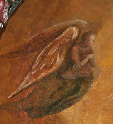 Zdjęcie nr 15: Obraz w formie stojącego prostokąta zamkniętego łukiem półkolistym. W centrum siedząca Matka Boska ukazana do kolan, frontalnie, lewym ramieniem obejmuje siedzące na jej kolanie Dzieciątko, w prawej ręce z przodu trzyma berło. Twarz ma owalną, o delikatnych rysach, dużych, migdałowatych oczach, długim, prostym nosie i niewielkich, pełnych ustach, okoloną długimi brązowymi włosami, opadającymi na ramiona. Ubrana jest w różową suknię, marszczoną przy dekolcie, z dekoracyjną lamówką oraz w obfity ciemnoniebieski płaszcz zarzucony na ramiona i opadający na kolana, ze złoconą lamówką i gwiazdą na prawym barku. Na głowie ma koronę otwartą, wokół nimb gwieździsty. Dzieciątko w pozycji siedzącej, zwrócone w trzech czwartych w prawo, w lewej ręce trzyma jabłko królewskie, prawą unosi w geście błogosławieństwa. Twarz ma kwadratową o pełnych policzkach, migdałowatych oczach, małym nosie i pełnych ustach, okoloną jasnymi, kręconymi włosami. Ubrane jest w fioletową tunikę oraz czerwony płaszcz przerzucony przez kolana. Na głowie ma koronę otwartą. Postacie ukazane na pomarańczowo-brązowym tle, koncentrycznie rozjaśnionym wokół głowy Marii, którą flankują dwa niewielkie anioły z rękami złożonymi w geście modlitwy. Obraz ujęty ornamentalną ramą utworzoną z wici roślinnej przeplatanej kwiatami, tworzącą nad łukiem szczyt z medalionem w wieńcu laurowym, ze skrzyżowanymi laskami marszałkowskimi w polu zwieńczonym koroną zamkniętą. W dolnej partii ramy płaskorzeźbione przedstawienie Chrystusa i Samarytanki przy studni z inicjałami „T(homas) O(linski) D(ecanus) W(ielicensis) P(lebanus) N(iepolomicensis) V(ir) I(llustris)”. 

