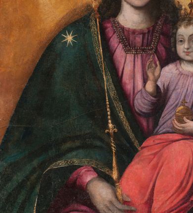 Zdjęcie nr 12: Obraz w formie stojącego prostokąta zamkniętego łukiem półkolistym. W centrum siedząca Matka Boska ukazana do kolan, frontalnie, lewym ramieniem obejmuje siedzące na jej kolanie Dzieciątko, w prawej ręce z przodu trzyma berło. Twarz ma owalną, o delikatnych rysach, dużych, migdałowatych oczach, długim, prostym nosie i niewielkich, pełnych ustach, okoloną długimi brązowymi włosami, opadającymi na ramiona. Ubrana jest w różową suknię, marszczoną przy dekolcie, z dekoracyjną lamówką oraz w obfity ciemnoniebieski płaszcz zarzucony na ramiona i opadający na kolana, ze złoconą lamówką i gwiazdą na prawym barku. Na głowie ma koronę otwartą, wokół nimb gwieździsty. Dzieciątko w pozycji siedzącej, zwrócone w trzech czwartych w prawo, w lewej ręce trzyma jabłko królewskie, prawą unosi w geście błogosławieństwa. Twarz ma kwadratową o pełnych policzkach, migdałowatych oczach, małym nosie i pełnych ustach, okoloną jasnymi, kręconymi włosami. Ubrane jest w fioletową tunikę oraz czerwony płaszcz przerzucony przez kolana. Na głowie ma koronę otwartą. Postacie ukazane na pomarańczowo-brązowym tle, koncentrycznie rozjaśnionym wokół głowy Marii, którą flankują dwa niewielkie anioły z rękami złożonymi w geście modlitwy. Obraz ujęty ornamentalną ramą utworzoną z wici roślinnej przeplatanej kwiatami, tworzącą nad łukiem szczyt z medalionem w wieńcu laurowym, ze skrzyżowanymi laskami marszałkowskimi w polu zwieńczonym koroną zamkniętą. W dolnej partii ramy płaskorzeźbione przedstawienie Chrystusa i Samarytanki przy studni z inicjałami „T(homas) O(linski) D(ecanus) W(ielicensis) P(lebanus) N(iepolomicensis) V(ir) I(llustris)”. 

