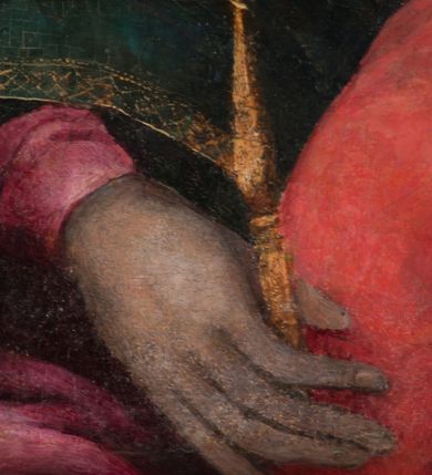 Zdjęcie nr 13: Obraz w formie stojącego prostokąta zamkniętego łukiem półkolistym. W centrum siedząca Matka Boska ukazana do kolan, frontalnie, lewym ramieniem obejmuje siedzące na jej kolanie Dzieciątko, w prawej ręce z przodu trzyma berło. Twarz ma owalną, o delikatnych rysach, dużych, migdałowatych oczach, długim, prostym nosie i niewielkich, pełnych ustach, okoloną długimi brązowymi włosami, opadającymi na ramiona. Ubrana jest w różową suknię, marszczoną przy dekolcie, z dekoracyjną lamówką oraz w obfity ciemnoniebieski płaszcz zarzucony na ramiona i opadający na kolana, ze złoconą lamówką i gwiazdą na prawym barku. Na głowie ma koronę otwartą, wokół nimb gwieździsty. Dzieciątko w pozycji siedzącej, zwrócone w trzech czwartych w prawo, w lewej ręce trzyma jabłko królewskie, prawą unosi w geście błogosławieństwa. Twarz ma kwadratową o pełnych policzkach, migdałowatych oczach, małym nosie i pełnych ustach, okoloną jasnymi, kręconymi włosami. Ubrane jest w fioletową tunikę oraz czerwony płaszcz przerzucony przez kolana. Na głowie ma koronę otwartą. Postacie ukazane na pomarańczowo-brązowym tle, koncentrycznie rozjaśnionym wokół głowy Marii, którą flankują dwa niewielkie anioły z rękami złożonymi w geście modlitwy. Obraz ujęty ornamentalną ramą utworzoną z wici roślinnej przeplatanej kwiatami, tworzącą nad łukiem szczyt z medalionem w wieńcu laurowym, ze skrzyżowanymi laskami marszałkowskimi w polu zwieńczonym koroną zamkniętą. W dolnej partii ramy płaskorzeźbione przedstawienie Chrystusa i Samarytanki przy studni z inicjałami „T(homas) O(linski) D(ecanus) W(ielicensis) P(lebanus) N(iepolomicensis) V(ir) I(llustris)”. 

