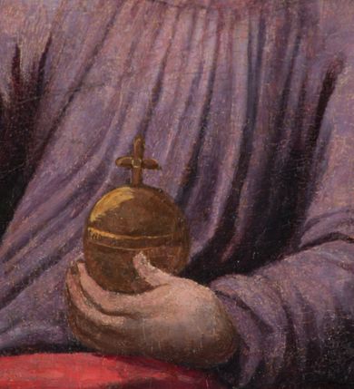 Zdjęcie nr 11: Obraz w formie stojącego prostokąta zamkniętego łukiem półkolistym. W centrum siedząca Matka Boska ukazana do kolan, frontalnie, lewym ramieniem obejmuje siedzące na jej kolanie Dzieciątko, w prawej ręce z przodu trzyma berło. Twarz ma owalną, o delikatnych rysach, dużych, migdałowatych oczach, długim, prostym nosie i niewielkich, pełnych ustach, okoloną długimi brązowymi włosami, opadającymi na ramiona. Ubrana jest w różową suknię, marszczoną przy dekolcie, z dekoracyjną lamówką oraz w obfity ciemnoniebieski płaszcz zarzucony na ramiona i opadający na kolana, ze złoconą lamówką i gwiazdą na prawym barku. Na głowie ma koronę otwartą, wokół nimb gwieździsty. Dzieciątko w pozycji siedzącej, zwrócone w trzech czwartych w prawo, w lewej ręce trzyma jabłko królewskie, prawą unosi w geście błogosławieństwa. Twarz ma kwadratową o pełnych policzkach, migdałowatych oczach, małym nosie i pełnych ustach, okoloną jasnymi, kręconymi włosami. Ubrane jest w fioletową tunikę oraz czerwony płaszcz przerzucony przez kolana. Na głowie ma koronę otwartą. Postacie ukazane na pomarańczowo-brązowym tle, koncentrycznie rozjaśnionym wokół głowy Marii, którą flankują dwa niewielkie anioły z rękami złożonymi w geście modlitwy. Obraz ujęty ornamentalną ramą utworzoną z wici roślinnej przeplatanej kwiatami, tworzącą nad łukiem szczyt z medalionem w wieńcu laurowym, ze skrzyżowanymi laskami marszałkowskimi w polu zwieńczonym koroną zamkniętą. W dolnej partii ramy płaskorzeźbione przedstawienie Chrystusa i Samarytanki przy studni z inicjałami „T(homas) O(linski) D(ecanus) W(ielicensis) P(lebanus) N(iepolomicensis) V(ir) I(llustris)”. 

