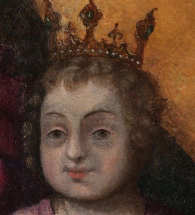 Zdjęcie nr 9: Obraz w formie stojącego prostokąta zamkniętego łukiem półkolistym. W centrum siedząca Matka Boska ukazana do kolan, frontalnie, lewym ramieniem obejmuje siedzące na jej kolanie Dzieciątko, w prawej ręce z przodu trzyma berło. Twarz ma owalną, o delikatnych rysach, dużych, migdałowatych oczach, długim, prostym nosie i niewielkich, pełnych ustach, okoloną długimi brązowymi włosami, opadającymi na ramiona. Ubrana jest w różową suknię, marszczoną przy dekolcie, z dekoracyjną lamówką oraz w obfity ciemnoniebieski płaszcz zarzucony na ramiona i opadający na kolana, ze złoconą lamówką i gwiazdą na prawym barku. Na głowie ma koronę otwartą, wokół nimb gwieździsty. Dzieciątko w pozycji siedzącej, zwrócone w trzech czwartych w prawo, w lewej ręce trzyma jabłko królewskie, prawą unosi w geście błogosławieństwa. Twarz ma kwadratową o pełnych policzkach, migdałowatych oczach, małym nosie i pełnych ustach, okoloną jasnymi, kręconymi włosami. Ubrane jest w fioletową tunikę oraz czerwony płaszcz przerzucony przez kolana. Na głowie ma koronę otwartą. Postacie ukazane na pomarańczowo-brązowym tle, koncentrycznie rozjaśnionym wokół głowy Marii, którą flankują dwa niewielkie anioły z rękami złożonymi w geście modlitwy. Obraz ujęty ornamentalną ramą utworzoną z wici roślinnej przeplatanej kwiatami, tworzącą nad łukiem szczyt z medalionem w wieńcu laurowym, ze skrzyżowanymi laskami marszałkowskimi w polu zwieńczonym koroną zamkniętą. W dolnej partii ramy płaskorzeźbione przedstawienie Chrystusa i Samarytanki przy studni z inicjałami „T(homas) O(linski) D(ecanus) W(ielicensis) P(lebanus) N(iepolomicensis) V(ir) I(llustris)”. 

