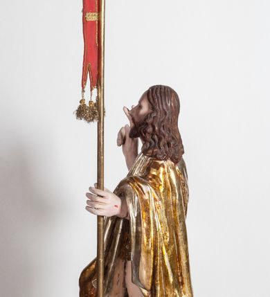 Zdjęcie nr 3: Pełnoplastyczna rzeźba przedstawia Chrystusa Zmartwychwstałego, stojącego w lekkim kontrapoście, z ciężarem ciała wspartym na lewej nodze, która depcze węża trzymającego w paszczy jabłko. Zbawiciel prawą nogę lekko ugina w kolanie opierając ją na ludzkiej czaszce. Chrystus w lewej ręce trzyma złotą laskę krzyżową z podwieszoną chorągwią, prawą zaś unosi w geście błogosławieństwa. Ma owalną twarz z prostym nosem, z uniesionymi ku górze brązowymi oczami i jasnoróżowymi ustami. Jego głowę okalają długie, brązowe włosy opadające na ramiona w lekkich lokach oraz krótka, brązowa broda. Zmartwychwstały ubrany jest w złocony płaszcz ze srebrną podszewką, odsłaniający prawe ramię, przerzucony z przodu przez lewą rękę i opadający miękkimi fałdami zakrywając prawy bok postaci. Karnacja ciała jest bladoróżowa. Na dłoniach, boku oraz stopach widoczne są czerwone rany po gwoździach i lancy. 