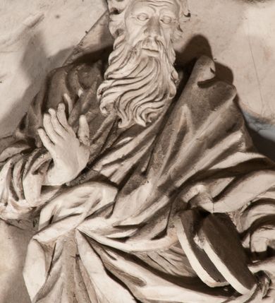 Zdjęcie nr 39: Pełnoplastyczna figura Chrystusa Ukrzyżowanego umieszczona jest na belce tęczowej. Chrystus został ukazany na krzyżu w dużym zwisie na wyprężonych ramionach, tworzących kształt litery „V”. Jego korpus jest wydłużony i esowato wygięty z silnym zaznaczeniem modelunku anatomicznego. Nogi zostały lekko zgięte w kolanach i nieznacznie odchylone w bok, zaś stopy skrzyżowane i przybite jednym gwoździem do krzyża. Wyeksponowano muskulaturę kończyn, żebra i ranę w boku. Głowa Zbawiciela opada na prawe ramię. Jego twarz jest podłużna, z długim, prostym nosem, o zamkniętych oczach i otwartych ustach w grymasie bólu. Otacza ją gęsta, kręcona broda oraz długie, ciemne włosy opadające lokami na oba ramiona. Na głowie widoczna jest cierniowa korona o długich kolcach. Biodra Zbawiciela zostały przepasane długim perizonium sięgającym kolan. Jest ono na środku drapowane za pomocą misowych fałd układających się poprzecznie, zaś po bokach zostało wywinięte za pomocą dwóch festonów opadających kaskadowo wzdłuż ud. Ponad głową Chrystusa umieszczony jest złocony titulus o kształtach barokowych w formie kartusza z napisem „INRI”.Rzeźba jest polichromowana, a perizonium srebrzone z zastosowaniem laserunków.