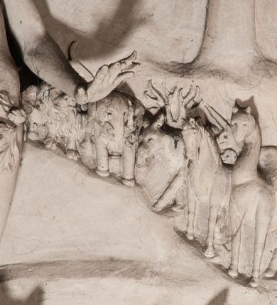 Zdjęcie nr 44: Pełnoplastyczna figura Chrystusa Ukrzyżowanego umieszczona jest na belce tęczowej. Chrystus został ukazany na krzyżu w dużym zwisie na wyprężonych ramionach, tworzących kształt litery „V”. Jego korpus jest wydłużony i esowato wygięty z silnym zaznaczeniem modelunku anatomicznego. Nogi zostały lekko zgięte w kolanach i nieznacznie odchylone w bok, zaś stopy skrzyżowane i przybite jednym gwoździem do krzyża. Wyeksponowano muskulaturę kończyn, żebra i ranę w boku. Głowa Zbawiciela opada na prawe ramię. Jego twarz jest podłużna, z długim, prostym nosem, o zamkniętych oczach i otwartych ustach w grymasie bólu. Otacza ją gęsta, kręcona broda oraz długie, ciemne włosy opadające lokami na oba ramiona. Na głowie widoczna jest cierniowa korona o długich kolcach. Biodra Zbawiciela zostały przepasane długim perizonium sięgającym kolan. Jest ono na środku drapowane za pomocą misowych fałd układających się poprzecznie, zaś po bokach zostało wywinięte za pomocą dwóch festonów opadających kaskadowo wzdłuż ud. Ponad głową Chrystusa umieszczony jest złocony titulus o kształtach barokowych w formie kartusza z napisem „INRI”.Rzeźba jest polichromowana, a perizonium srebrzone z zastosowaniem laserunków.