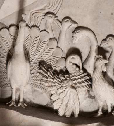 Zdjęcie nr 42: Pełnoplastyczna figura Chrystusa Ukrzyżowanego umieszczona jest na belce tęczowej. Chrystus został ukazany na krzyżu w dużym zwisie na wyprężonych ramionach, tworzących kształt litery „V”. Jego korpus jest wydłużony i esowato wygięty z silnym zaznaczeniem modelunku anatomicznego. Nogi zostały lekko zgięte w kolanach i nieznacznie odchylone w bok, zaś stopy skrzyżowane i przybite jednym gwoździem do krzyża. Wyeksponowano muskulaturę kończyn, żebra i ranę w boku. Głowa Zbawiciela opada na prawe ramię. Jego twarz jest podłużna, z długim, prostym nosem, o zamkniętych oczach i otwartych ustach w grymasie bólu. Otacza ją gęsta, kręcona broda oraz długie, ciemne włosy opadające lokami na oba ramiona. Na głowie widoczna jest cierniowa korona o długich kolcach. Biodra Zbawiciela zostały przepasane długim perizonium sięgającym kolan. Jest ono na środku drapowane za pomocą misowych fałd układających się poprzecznie, zaś po bokach zostało wywinięte za pomocą dwóch festonów opadających kaskadowo wzdłuż ud. Ponad głową Chrystusa umieszczony jest złocony titulus o kształtach barokowych w formie kartusza z napisem „INRI”.Rzeźba jest polichromowana, a perizonium srebrzone z zastosowaniem laserunków.