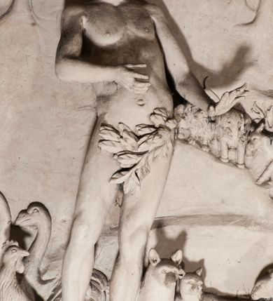 Zdjęcie nr 45: Pełnoplastyczna figura Chrystusa Ukrzyżowanego umieszczona jest na belce tęczowej. Chrystus został ukazany na krzyżu w dużym zwisie na wyprężonych ramionach, tworzących kształt litery „V”. Jego korpus jest wydłużony i esowato wygięty z silnym zaznaczeniem modelunku anatomicznego. Nogi zostały lekko zgięte w kolanach i nieznacznie odchylone w bok, zaś stopy skrzyżowane i przybite jednym gwoździem do krzyża. Wyeksponowano muskulaturę kończyn, żebra i ranę w boku. Głowa Zbawiciela opada na prawe ramię. Jego twarz jest podłużna, z długim, prostym nosem, o zamkniętych oczach i otwartych ustach w grymasie bólu. Otacza ją gęsta, kręcona broda oraz długie, ciemne włosy opadające lokami na oba ramiona. Na głowie widoczna jest cierniowa korona o długich kolcach. Biodra Zbawiciela zostały przepasane długim perizonium sięgającym kolan. Jest ono na środku drapowane za pomocą misowych fałd układających się poprzecznie, zaś po bokach zostało wywinięte za pomocą dwóch festonów opadających kaskadowo wzdłuż ud. Ponad głową Chrystusa umieszczony jest złocony titulus o kształtach barokowych w formie kartusza z napisem „INRI”.Rzeźba jest polichromowana, a perizonium srebrzone z zastosowaniem laserunków.