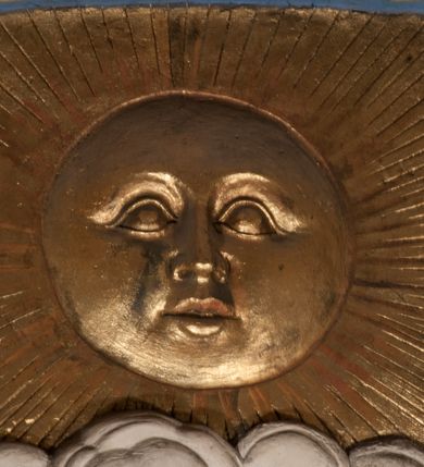 Zdjęcie nr 18: Pełnoplastyczna figura Chrystusa Ukrzyżowanego umieszczona jest na belce tęczowej. Chrystus został ukazany na krzyżu w dużym zwisie na wyprężonych ramionach, tworzących kształt litery „V”. Jego korpus jest wydłużony i esowato wygięty z silnym zaznaczeniem modelunku anatomicznego. Nogi zostały lekko zgięte w kolanach i nieznacznie odchylone w bok, zaś stopy skrzyżowane i przybite jednym gwoździem do krzyża. Wyeksponowano muskulaturę kończyn, żebra i ranę w boku. Głowa Zbawiciela opada na prawe ramię. Jego twarz jest podłużna, z długim, prostym nosem, o zamkniętych oczach i otwartych ustach w grymasie bólu. Otacza ją gęsta, kręcona broda oraz długie, ciemne włosy opadające lokami na oba ramiona. Na głowie widoczna jest cierniowa korona o długich kolcach. Biodra Zbawiciela zostały przepasane długim perizonium sięgającym kolan. Jest ono na środku drapowane za pomocą misowych fałd układających się poprzecznie, zaś po bokach zostało wywinięte za pomocą dwóch festonów opadających kaskadowo wzdłuż ud. Ponad głową Chrystusa umieszczony jest złocony titulus o kształtach barokowych w formie kartusza z napisem „INRI”.Rzeźba jest polichromowana, a perizonium srebrzone z zastosowaniem laserunków.