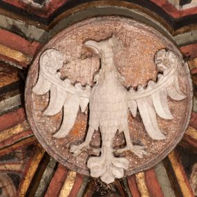 Zdjęcie nr 1: Rzeźbiony zwornik z przedstawieniem Orła Piastowskiego.