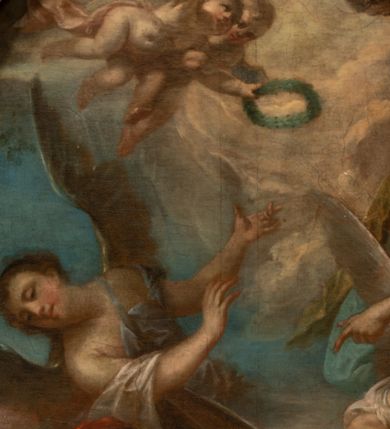 Zdjęcie nr 4: Obraz w formie stojącego prostokąta zamkniętego łukiem odcinkowym nadwieszonym z uskokiem. W dolnej części obrazu św. Katarzyna klęcząca na dwóch kamiennych stopniach, skierowana w trzech czwartych w prawo, z głową zwróconą w lewo i rękami rozłożonymi na boki. Twarz ma owalną, pełną, o dużych oczach skierowanych w górę, prostym nosie i małych, pełnych ustach, okoloną długimi jasnobrązowymi włosami upiętymi z tyłu głowy i rozpuszczonymi na ramiona, z wplecioną niebieską szarfą, na głowie ma perłowy diadem. Ubrana jest w długą, jasnoróżową suknię, z białą szarfą i broszką przy dekolcie, z gorsetem i łańcuchem w talii. Po prawej stronie świętej kat zwrócony w trzech czwartych w lewo, w wykroku, z lewą nogą na stopniu. W lewej, ugiętej z przodu ręce trzyma sznur, którym przewiązana jest święta, w prawej, opuszczonej dzierży miecz. Twarz ma szczupłą, o rysach dojrzałego mężczyzny, z dużymi oczami oraz ostrym profilem nosa, z dużymi wąsami i krótką bródką oraz brązowymi włosami. Na głowie na czerwone nakrycie. Oprawca przepasany jest czerwonym płaszczem, podtrzymywanym na pasku, odsłaniającym tors. Za nim dwie postacie starszych mężczyzn. W górnej części obrazu, nad świętą unoszą się trzy anioły, spośród których dwa okrywają św. Katarzynę brązowym płaszczem. Anioły wskazują na niebo, na którym rozstępują się rozświetlone obłoki, a dwa nadlatujące putta trzymają liść palmy i wieniec laurowy. 